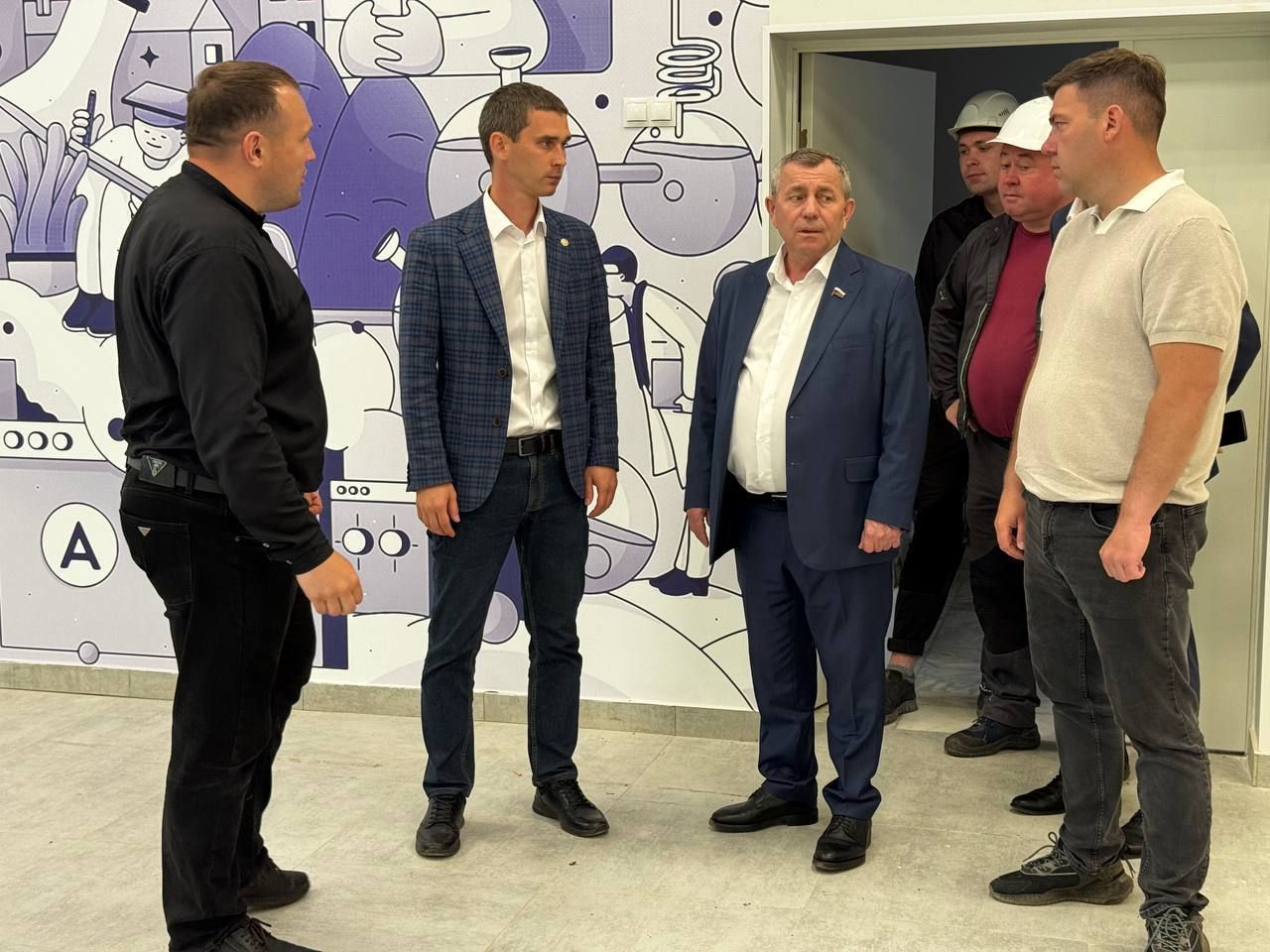Депутат Анатолий Иванов посетил футбольный манеж и лагерь «Юниор» в Менделеевске