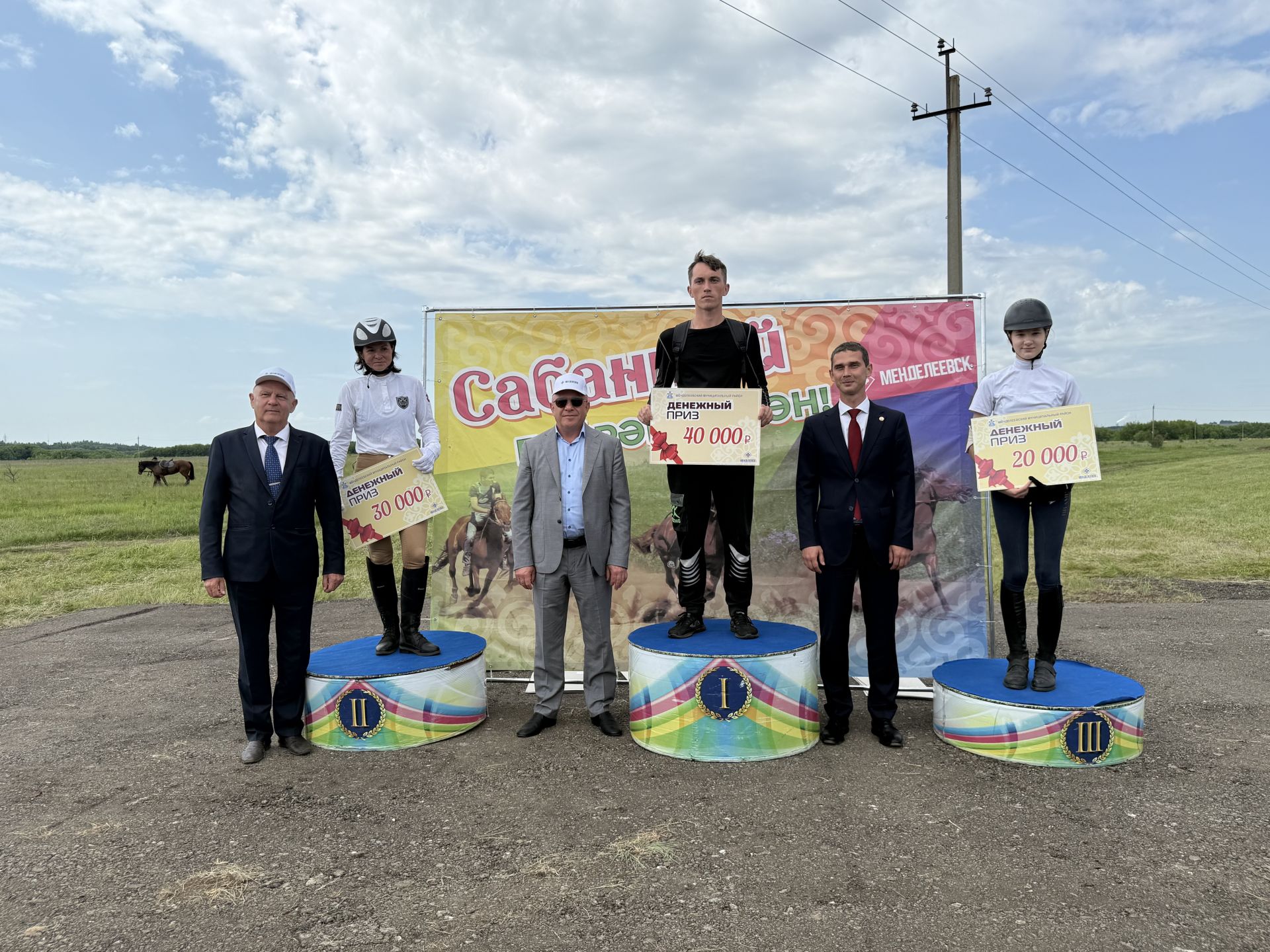 Сабантуй в Менделеевске начался со зрелищных конных скачек