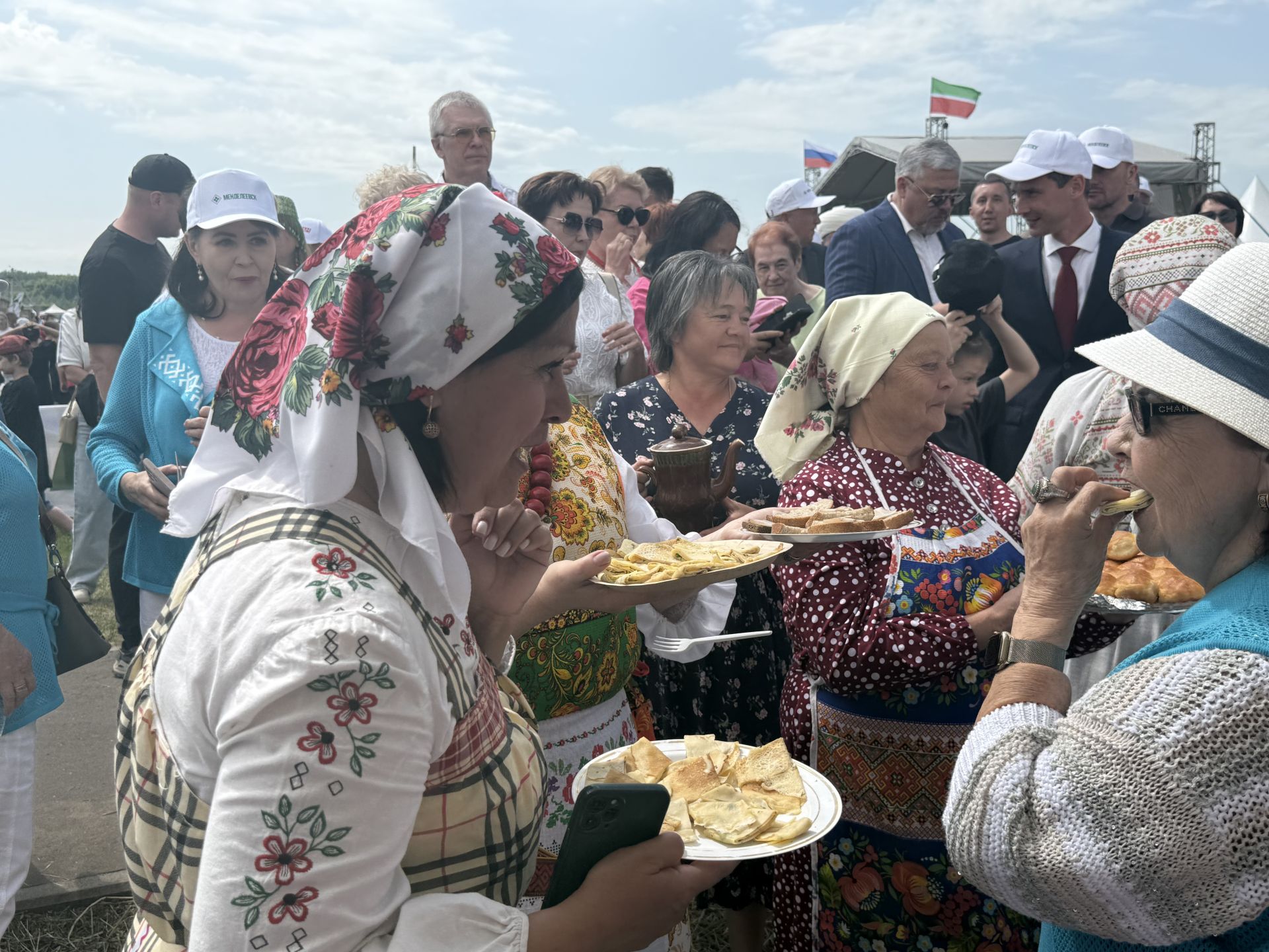На Сабантуе в Менделеевске сельские поселения района развернули подворья с национальными угощениями