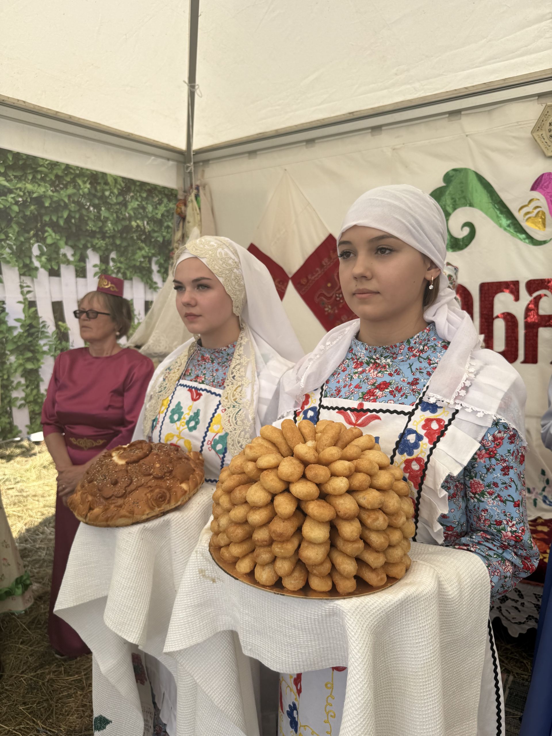 На Сабантуе в Менделеевске сельские поселения района развернули подворья с национальными угощениями