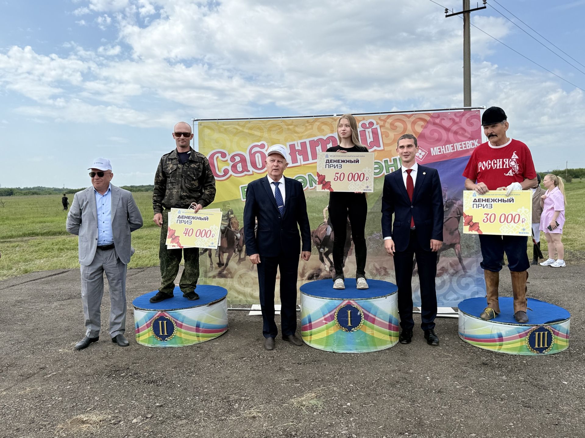 Сабантуй в Менделеевске начался со зрелищных конных скачек