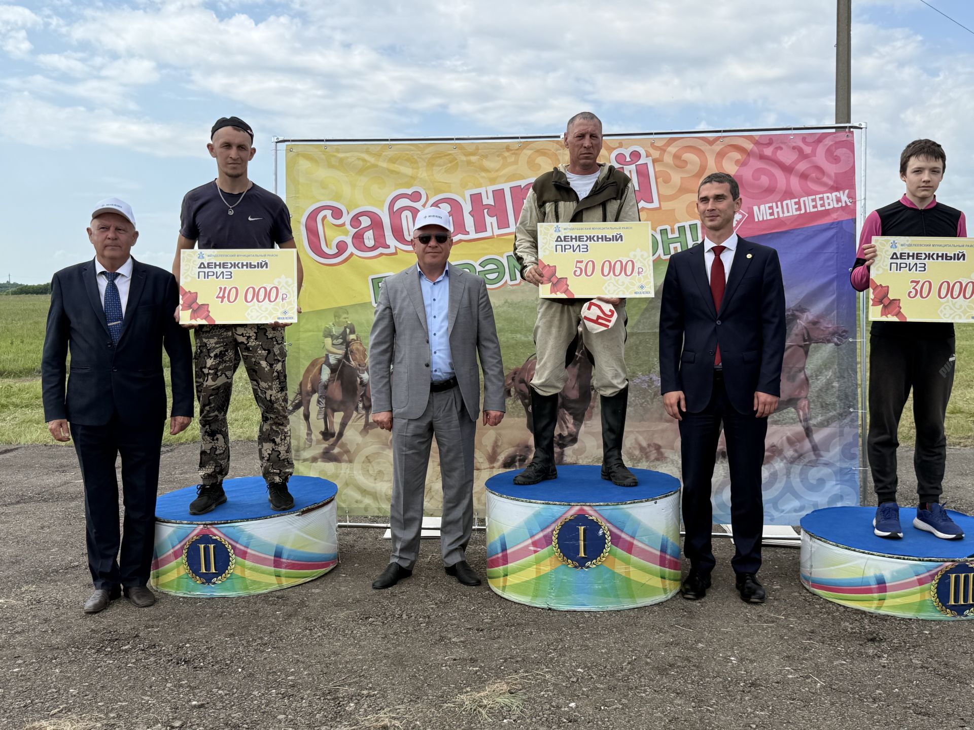Сабантуй в Менделеевске начался со зрелищных конных скачек