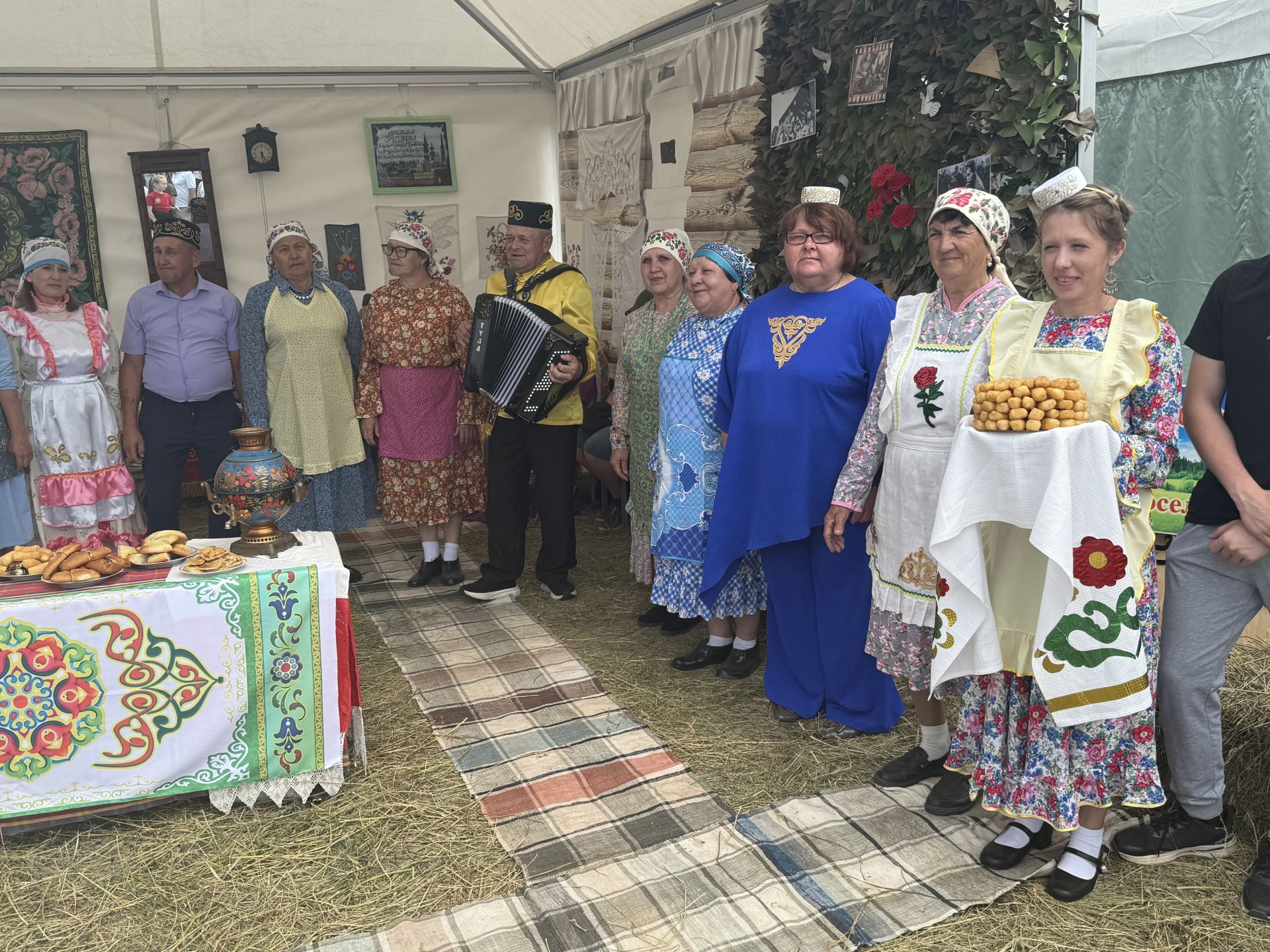 На Сабантуе в Менделеевске сельские поселения района развернули подворья с национальными угощениями