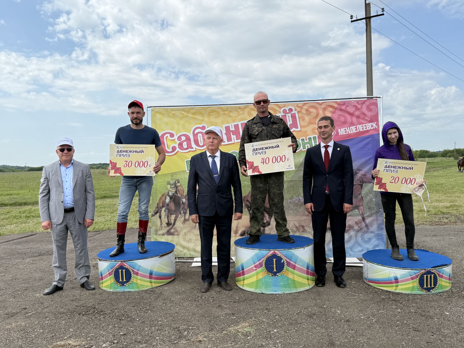 Сабантуй в Менделеевске начался со зрелищных конных скачек