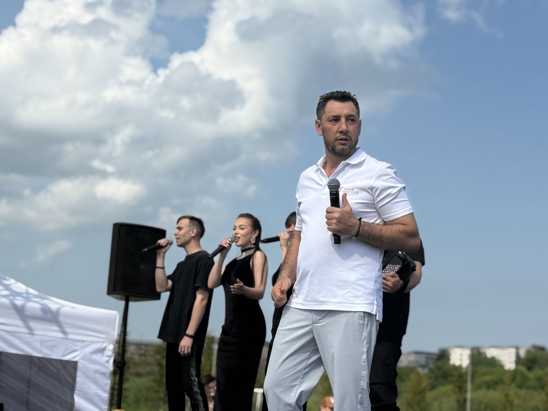 Звёздный гость Сабантуя Фирдус Тямаев покорил жителей и гостей Менделеевска ярким вокалом