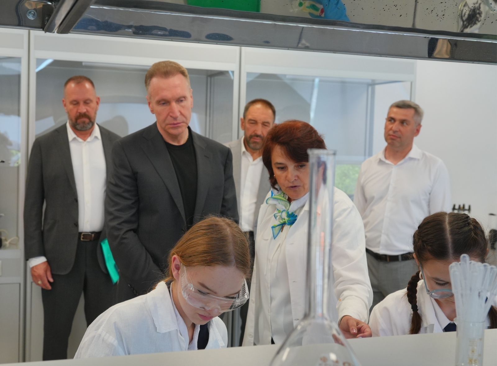 Почётные гости посетили центр детских компетенций «Менделеевскую Долину» и лицей «Потомки Менделеева»