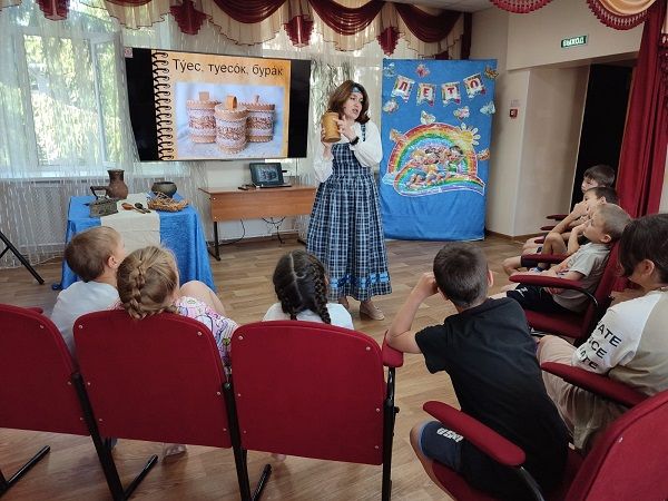 Музейный урок познакомил воспитанников приюта «Камские зори» с историей старинных вещей