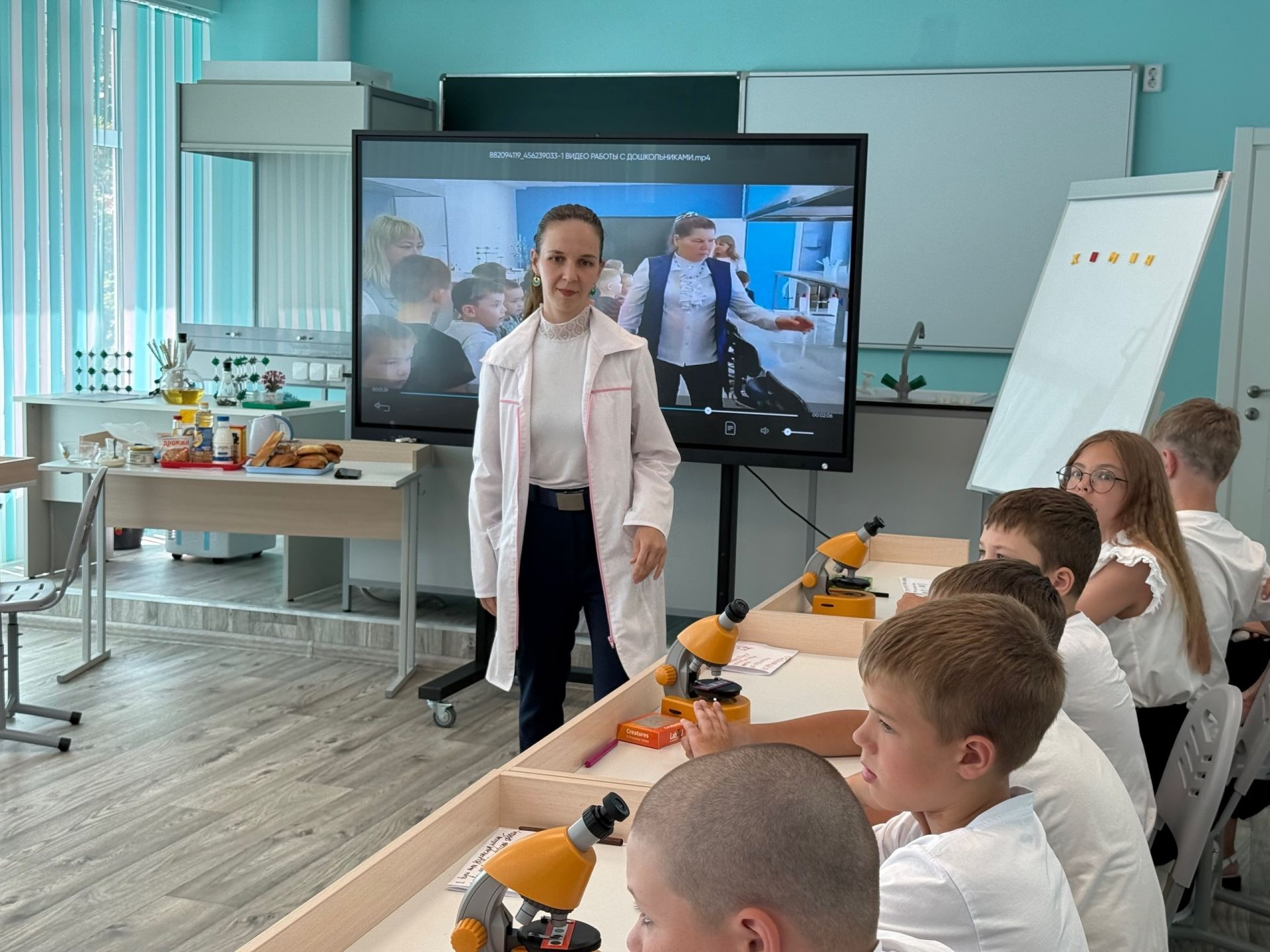 Почётные гости посетили центр детских компетенций «Менделеевскую Долину» и лицей «Потомки Менделеева»