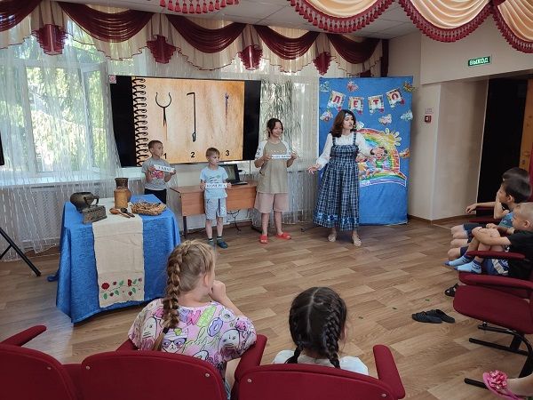 Музейный урок познакомил воспитанников приюта «Камские зори» с историей старинных вещей