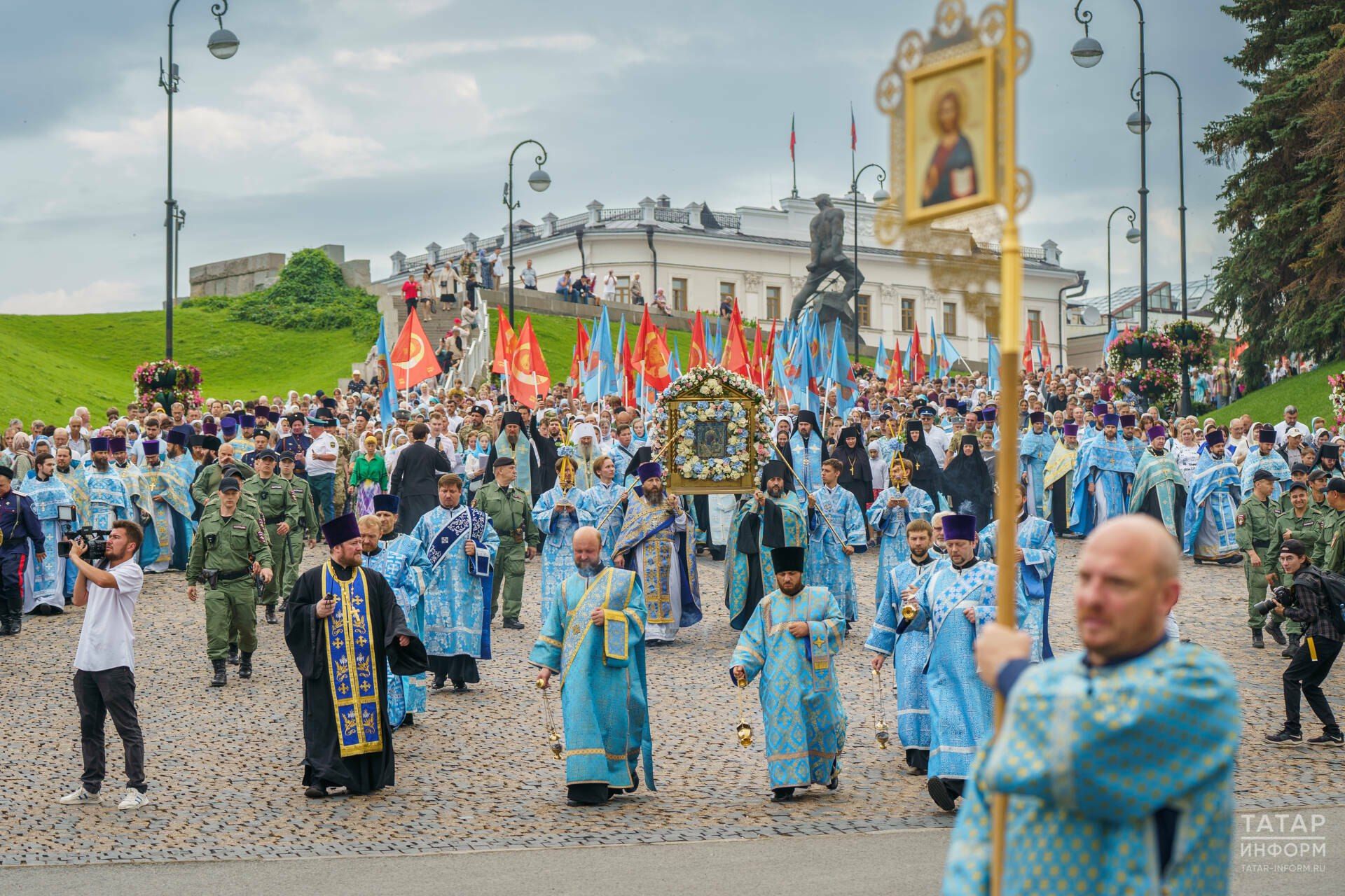 Казань собрала тысячи верующих: как прошел крестный ход в столице Татарстана