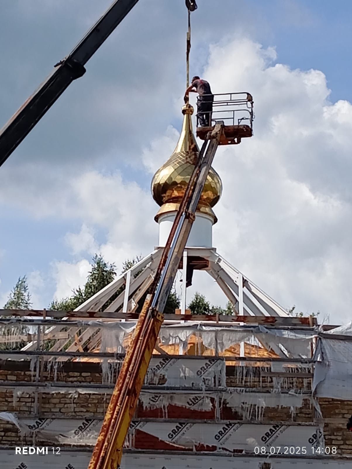 В Менделеевске установлен золотой купол новой часовни в честь святого Олега Брянского