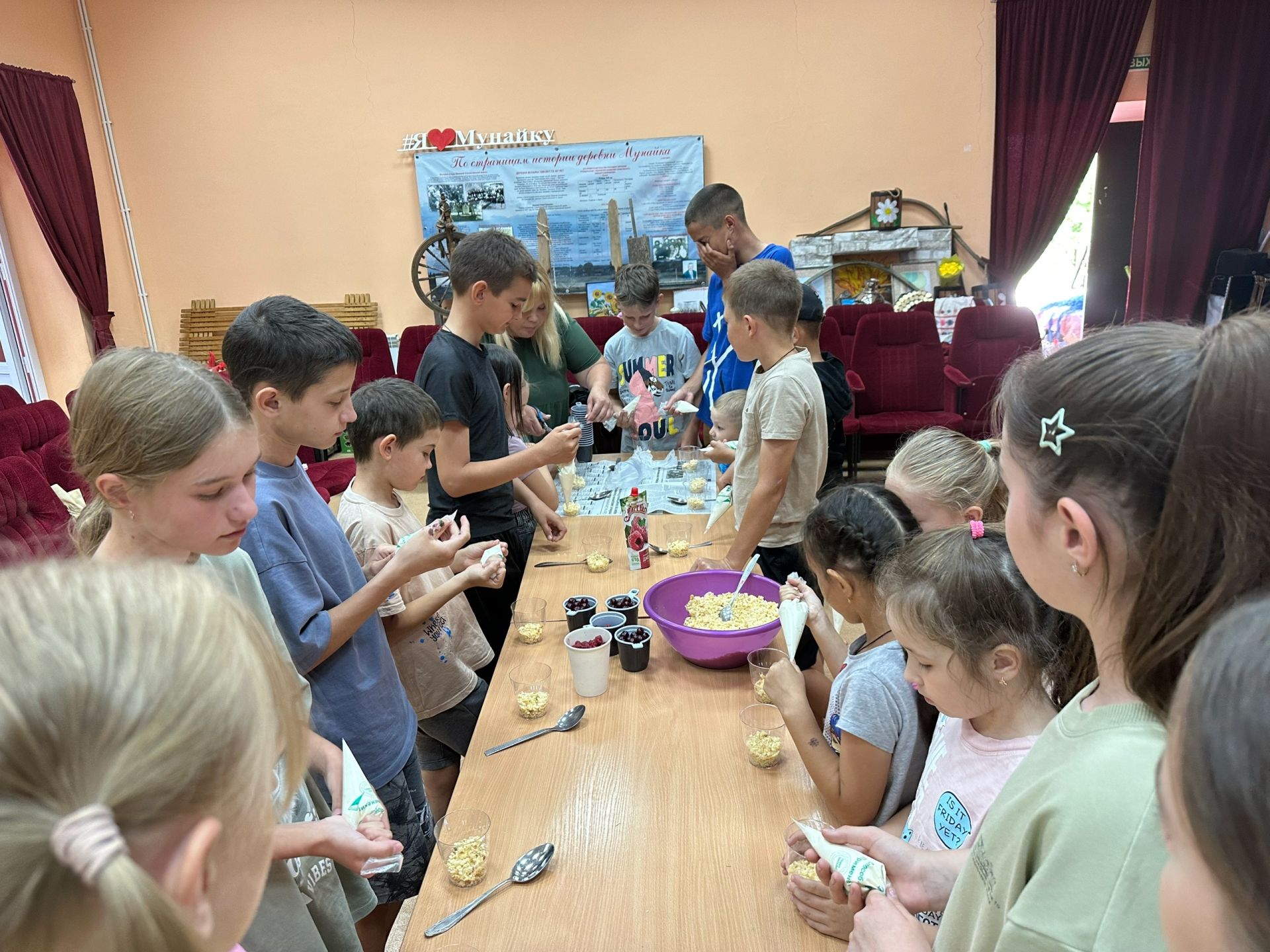 Кулинарное творчество в Мунайке: дети научились готовить изысканные трайфлы