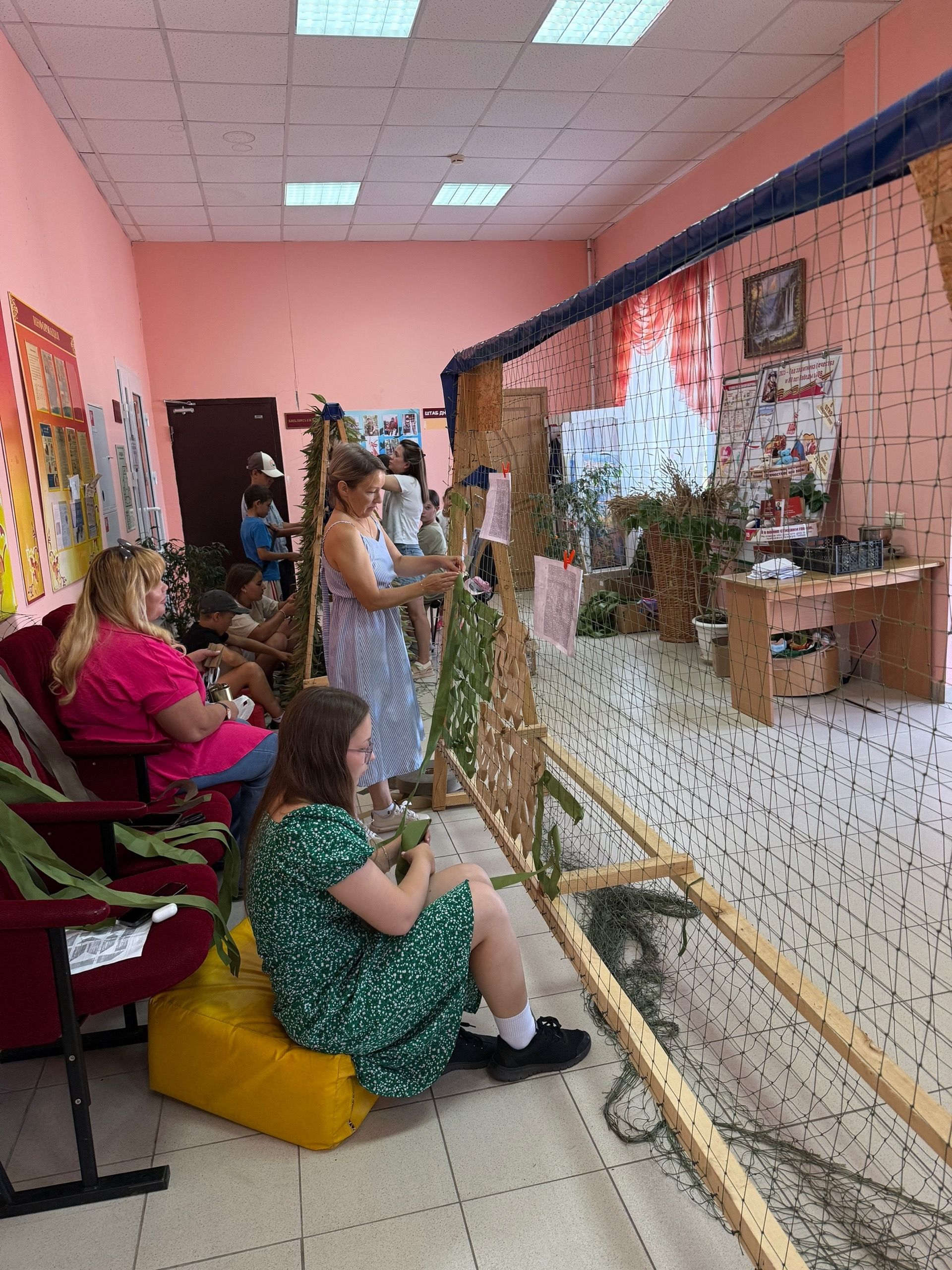 Юная волонтер Мирослава Калягина помогает нашим защитникам