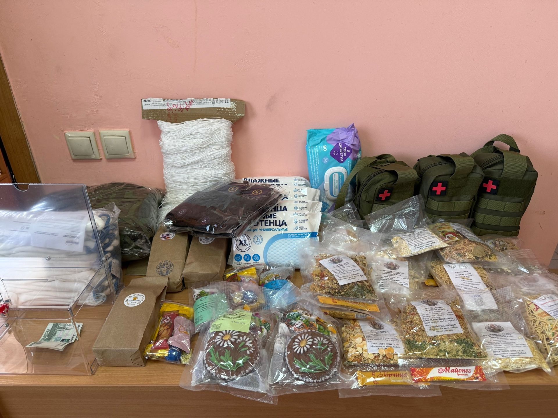 Юная волонтер Мирослава Калягина помогает нашим защитникам