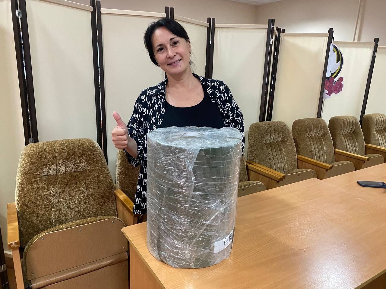 Исполком Ижевского сельского поселения передал ткань для маскировочных сетей Народному театру «Дөрешкәй»