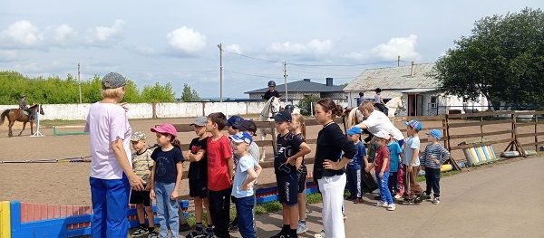 Конный двор «Фаворит» открыл свои двери для детей из приюта «Камские зори»