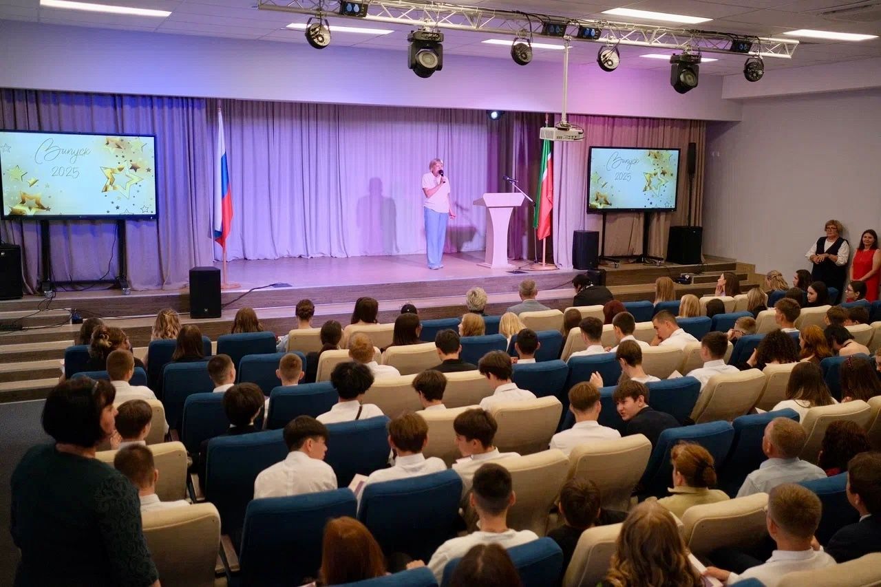 Сотрудники АО «Аммоний» Менделеевска приняли участие в церемонии вручения аттестатов выпускникам 9-х классов