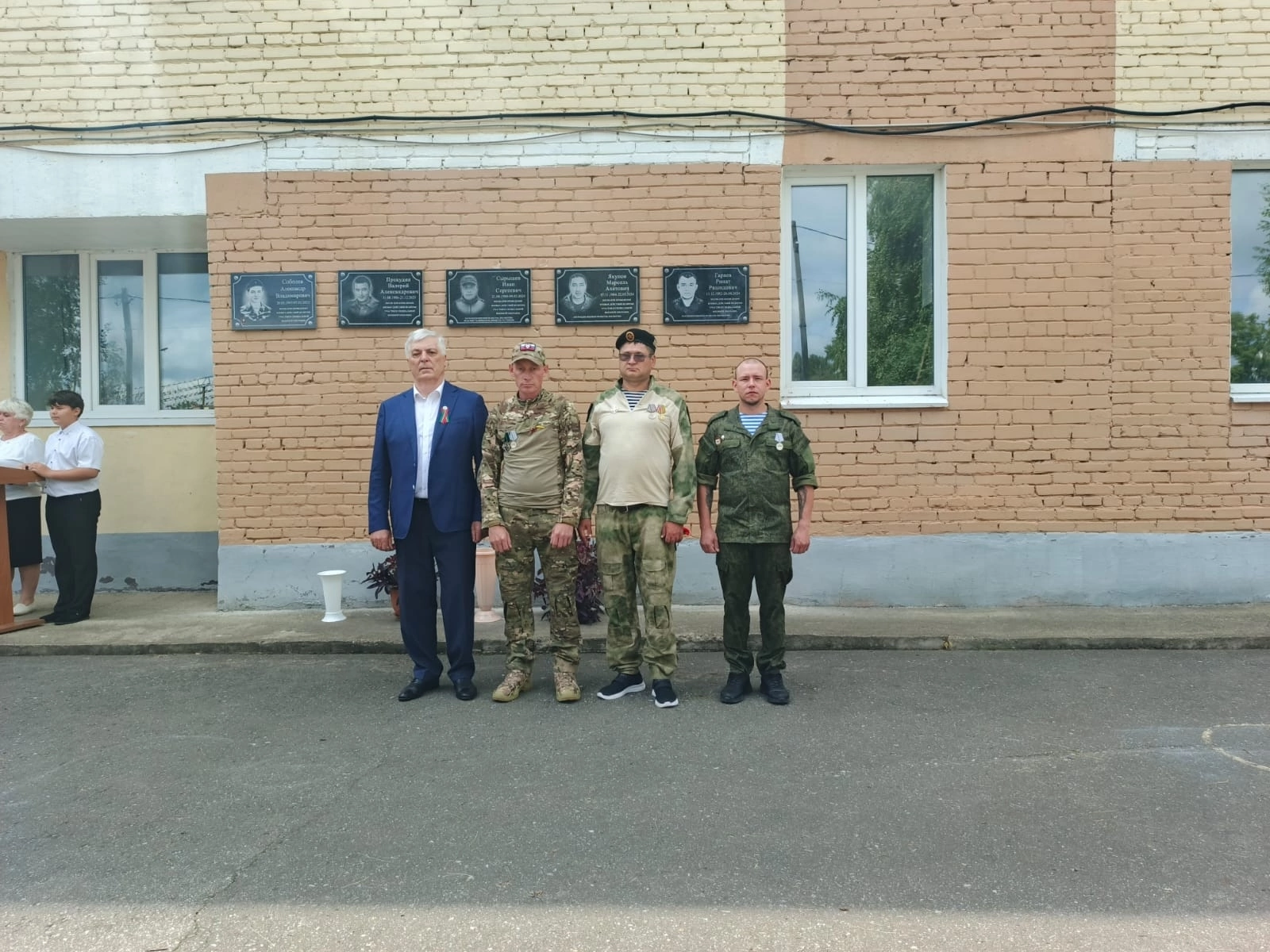 В школе №2 Менделеевска открыли мемориальные доски героям-выпускникам