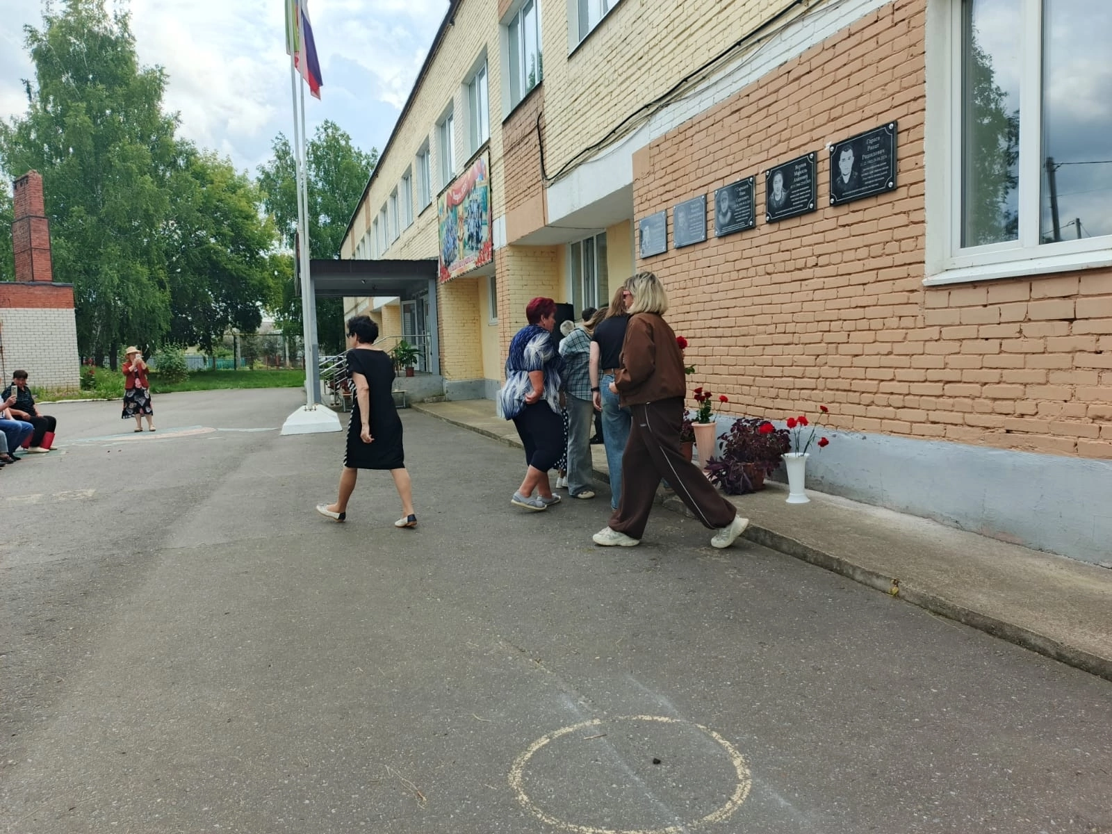 В школе №2 Менделеевска открыли мемориальные доски героям-выпускникам
