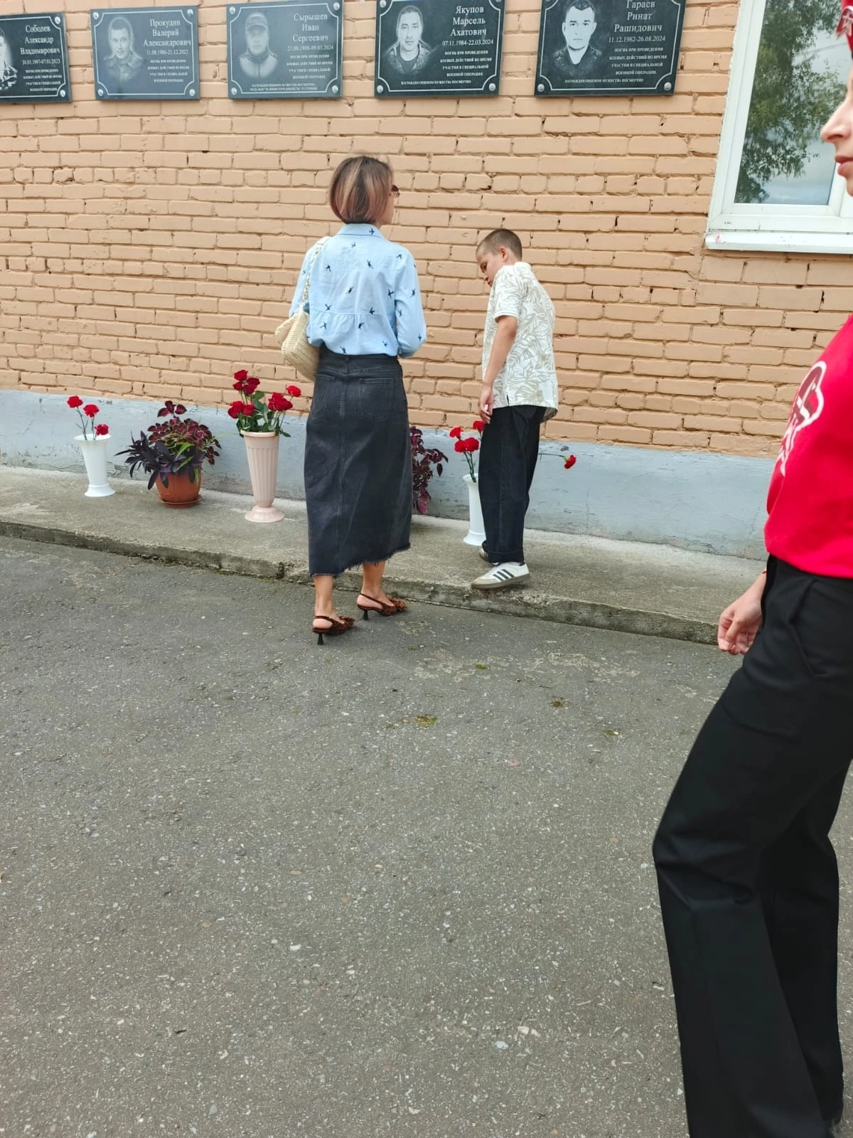 В школе №2 Менделеевска открыли мемориальные доски героям-выпускникам