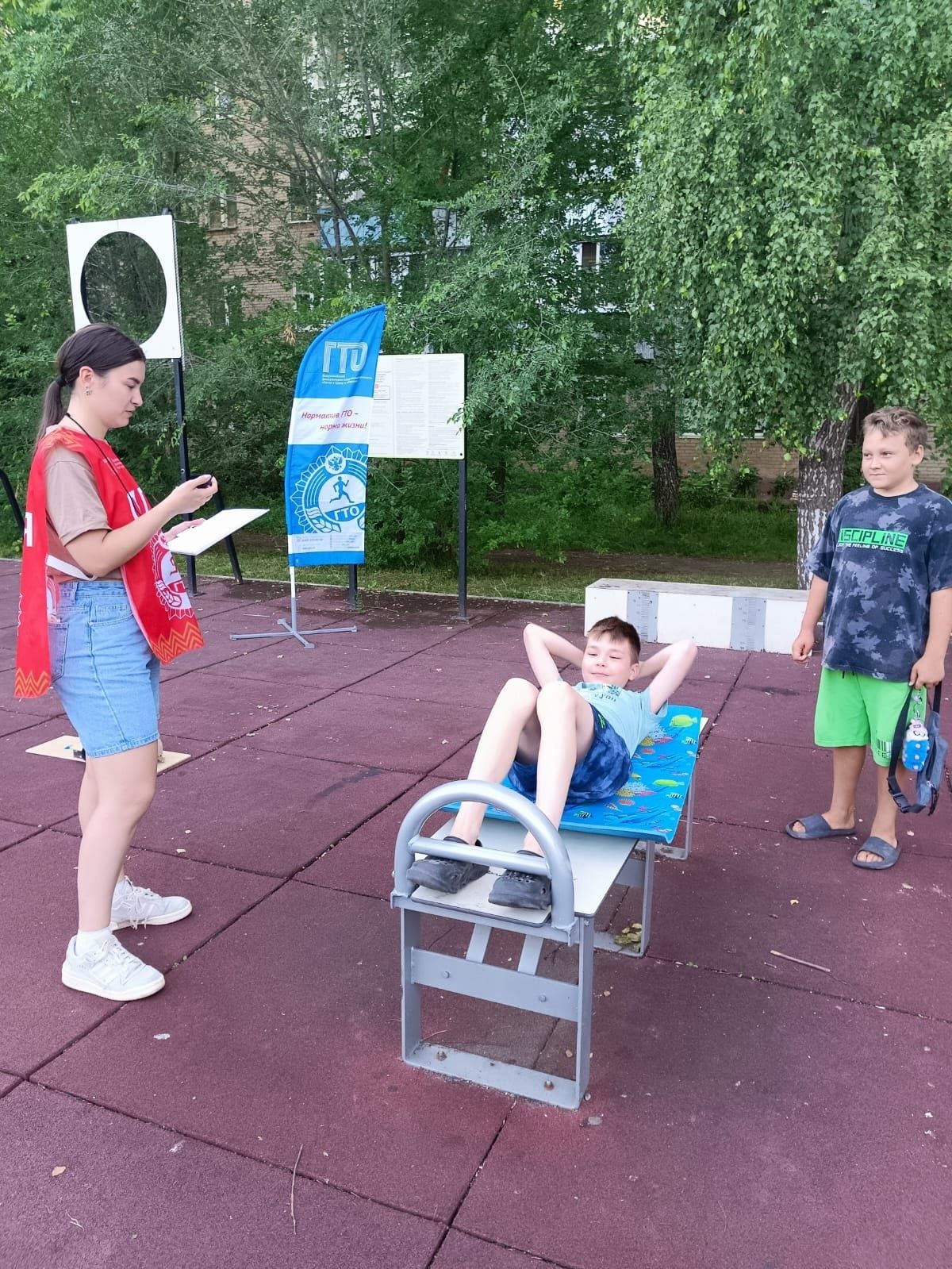 Жители Менделеевска отметили День семьи, любви и верности спортивным праздником на площадке ГТО