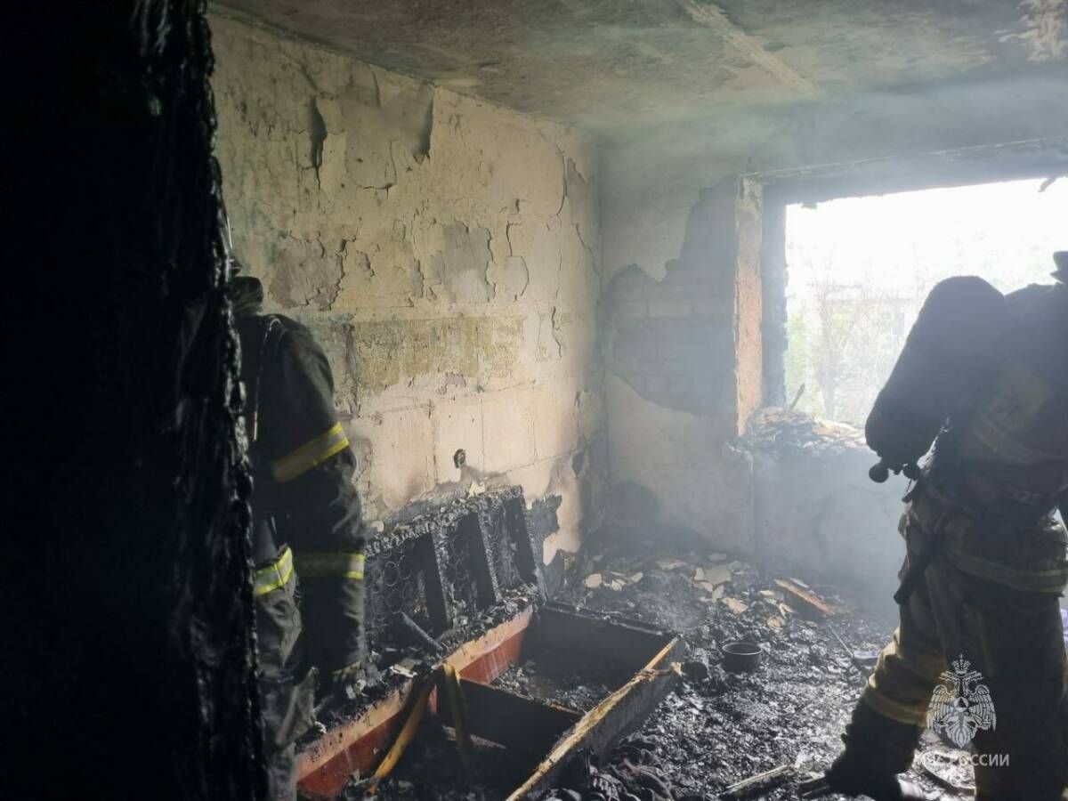 В Менделеевске пожарные эвакуировали 5 человек из горящей квартиры на пятом этаже