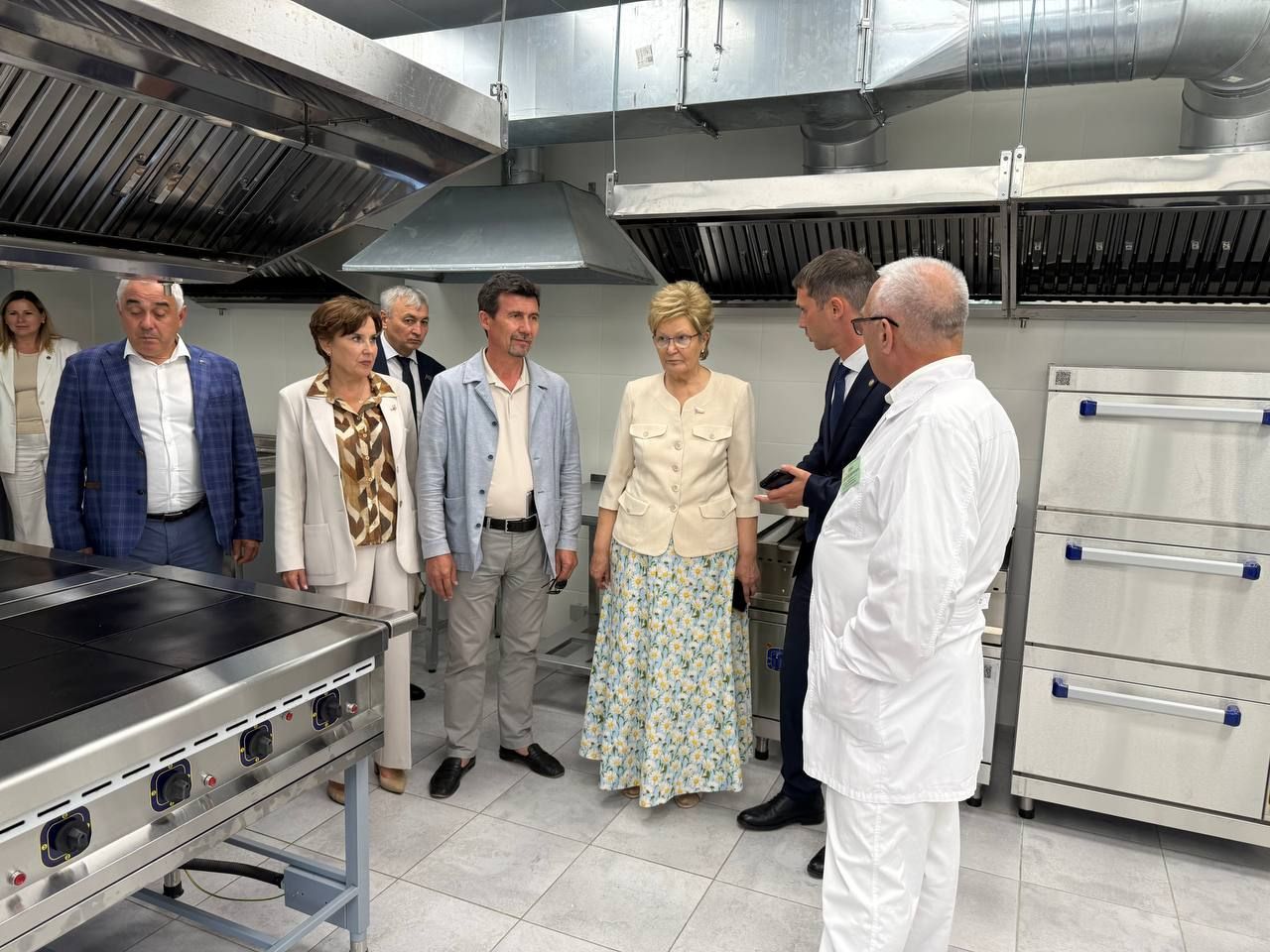 Делегация во главе с депутатом Госдумы РФ Ларионовой Татьяной Петровной посетили и осмотрели пищеблок в Менделеевской ЦРБ после капремонта