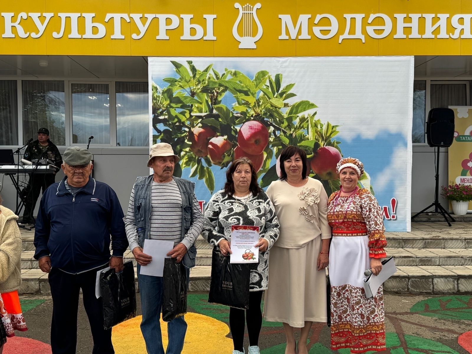 Яблочный Спас в Татарских Челнах: праздник объединил поколения