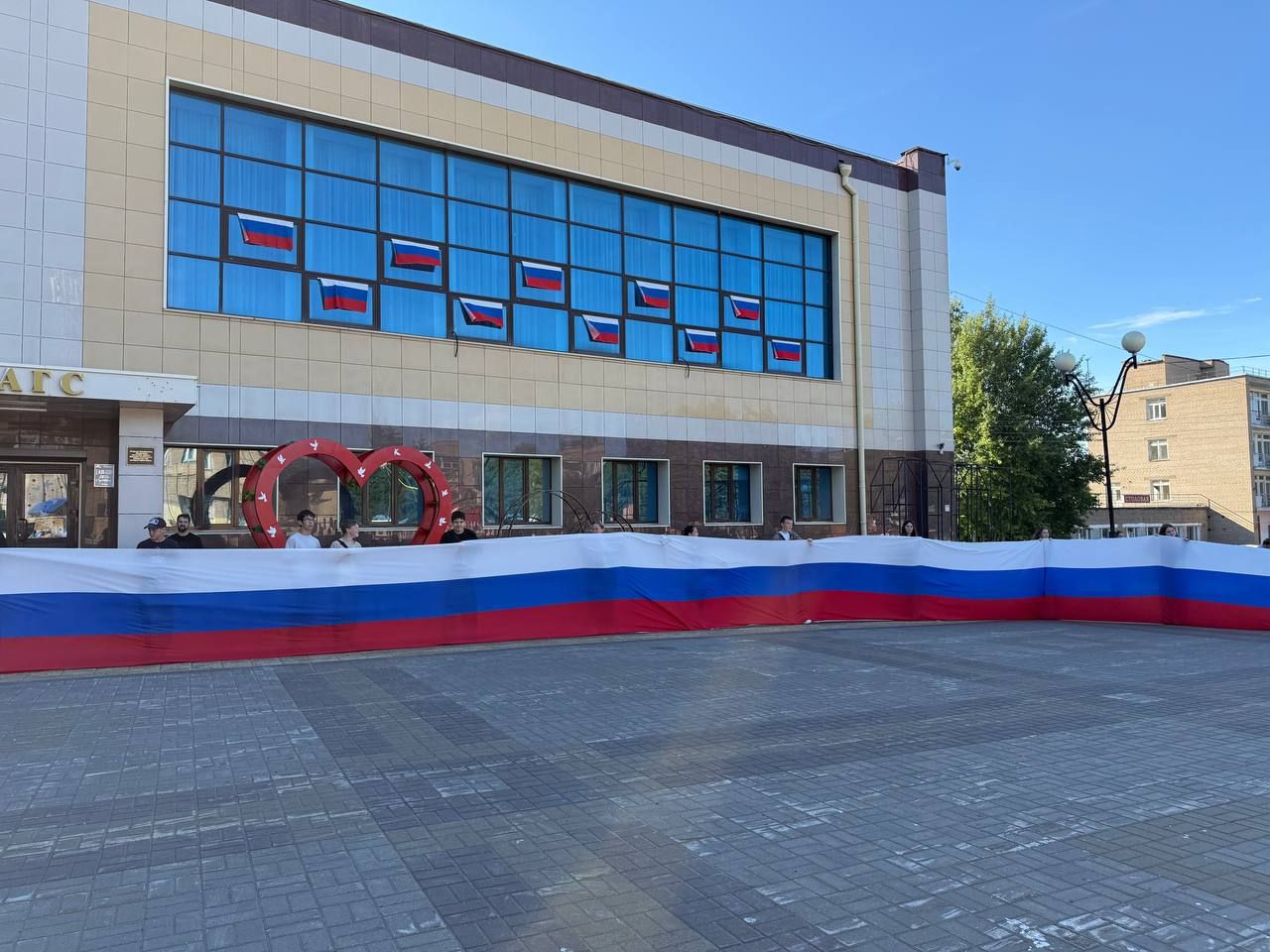 В Менделеевске прошел патриотический велопробег в честь Дня флага РФ