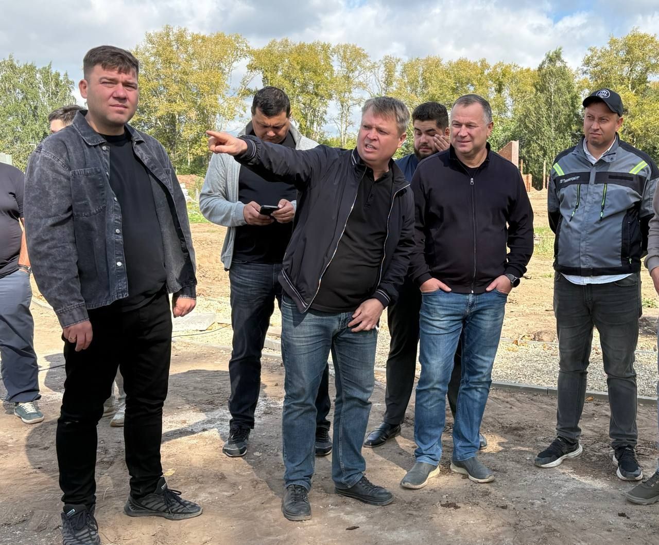 В Менделеевске провели выездное совещание по контролю качества капитального ремонта объектов