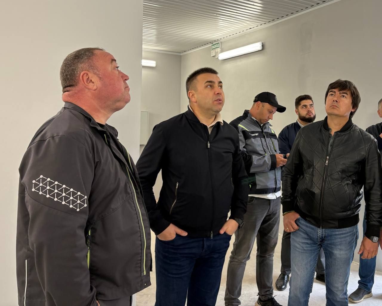 В Менделеевске провели выездное совещание по контролю качества капитального ремонта объектов