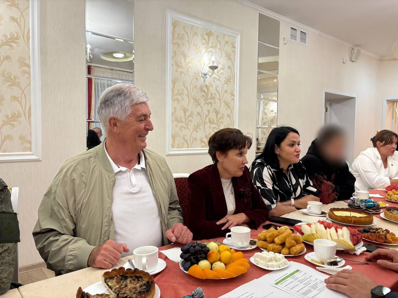 Вопросы поддержки участников СВО обсудили в администрации Менделеевска в праздничный день