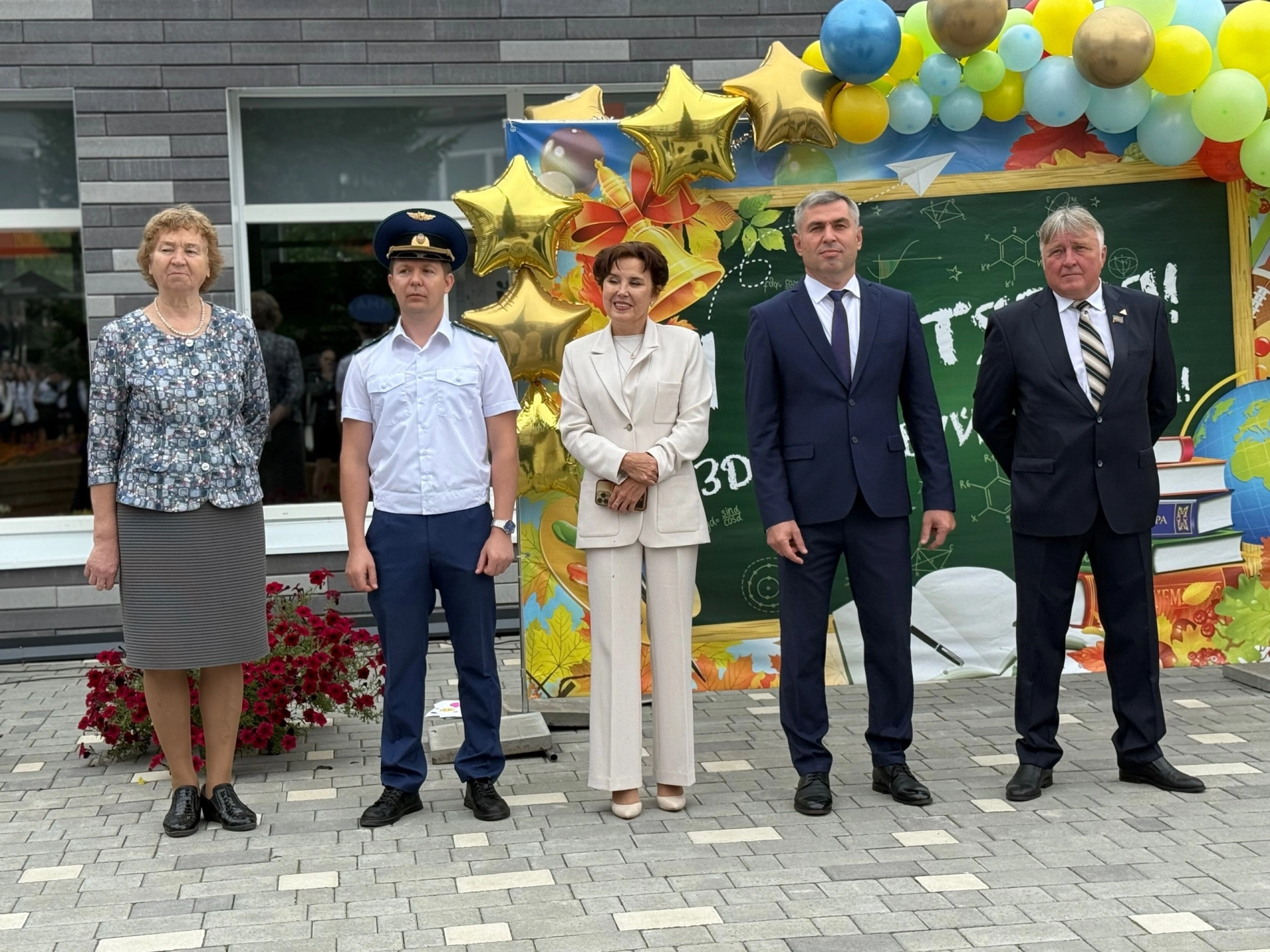 Цветы, улыбки, первый звонок: как в лицее №3 Менделеевска встретили 1 сентября