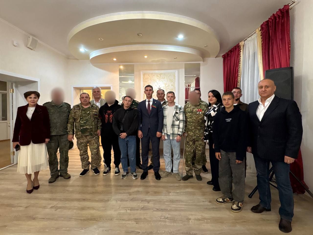 Вопросы поддержки участников СВО обсудили в администрации Менделеевска в праздничный день