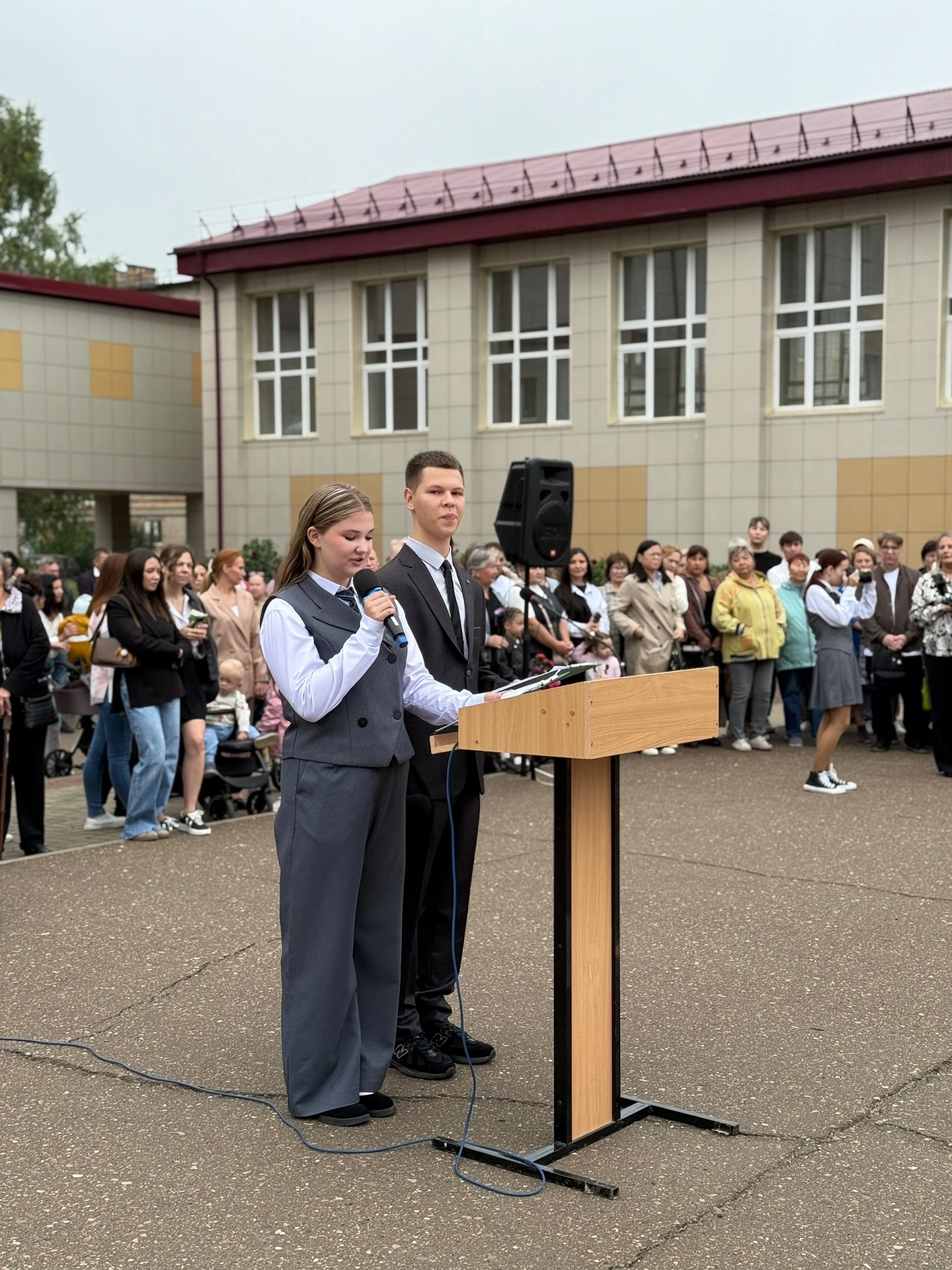 Первый звонок прозвенел для менделеевских школьников