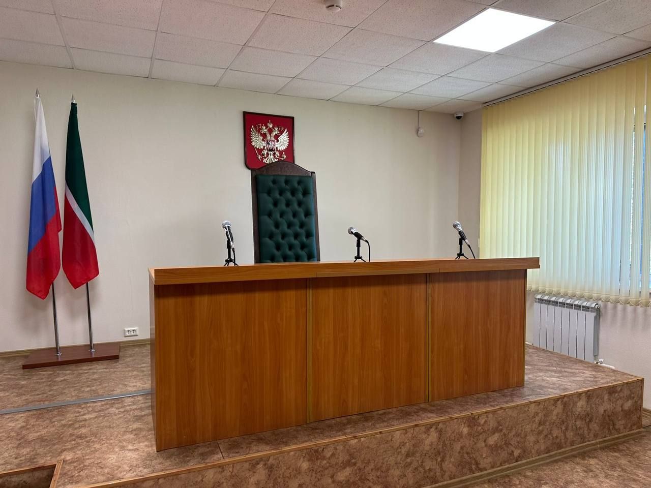 Высокопоставленные чиновники осмотрели работу Менделеевского районного суда