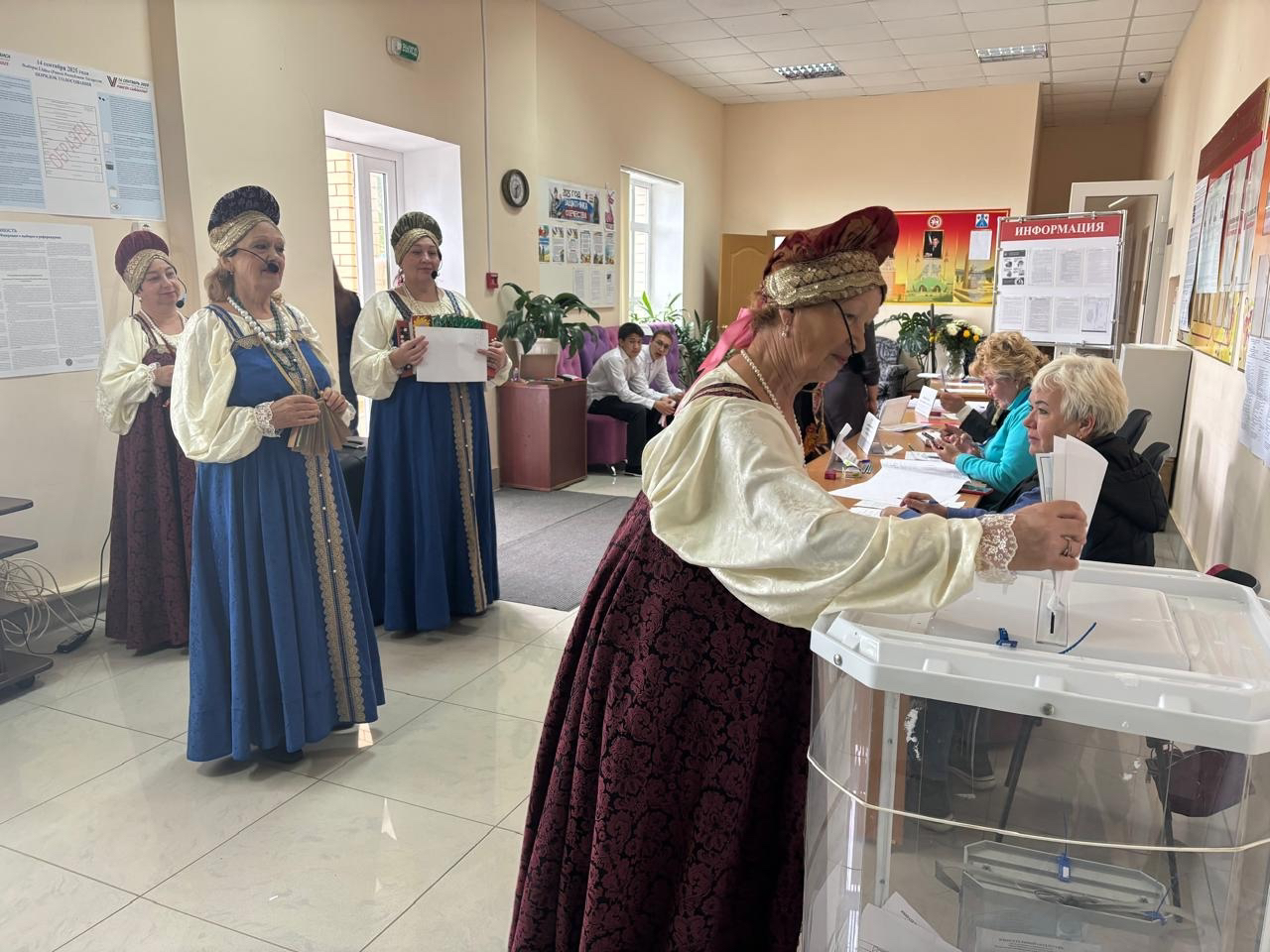 Голосование и концерт: в Менделеевском районе выборе проходят и творчески