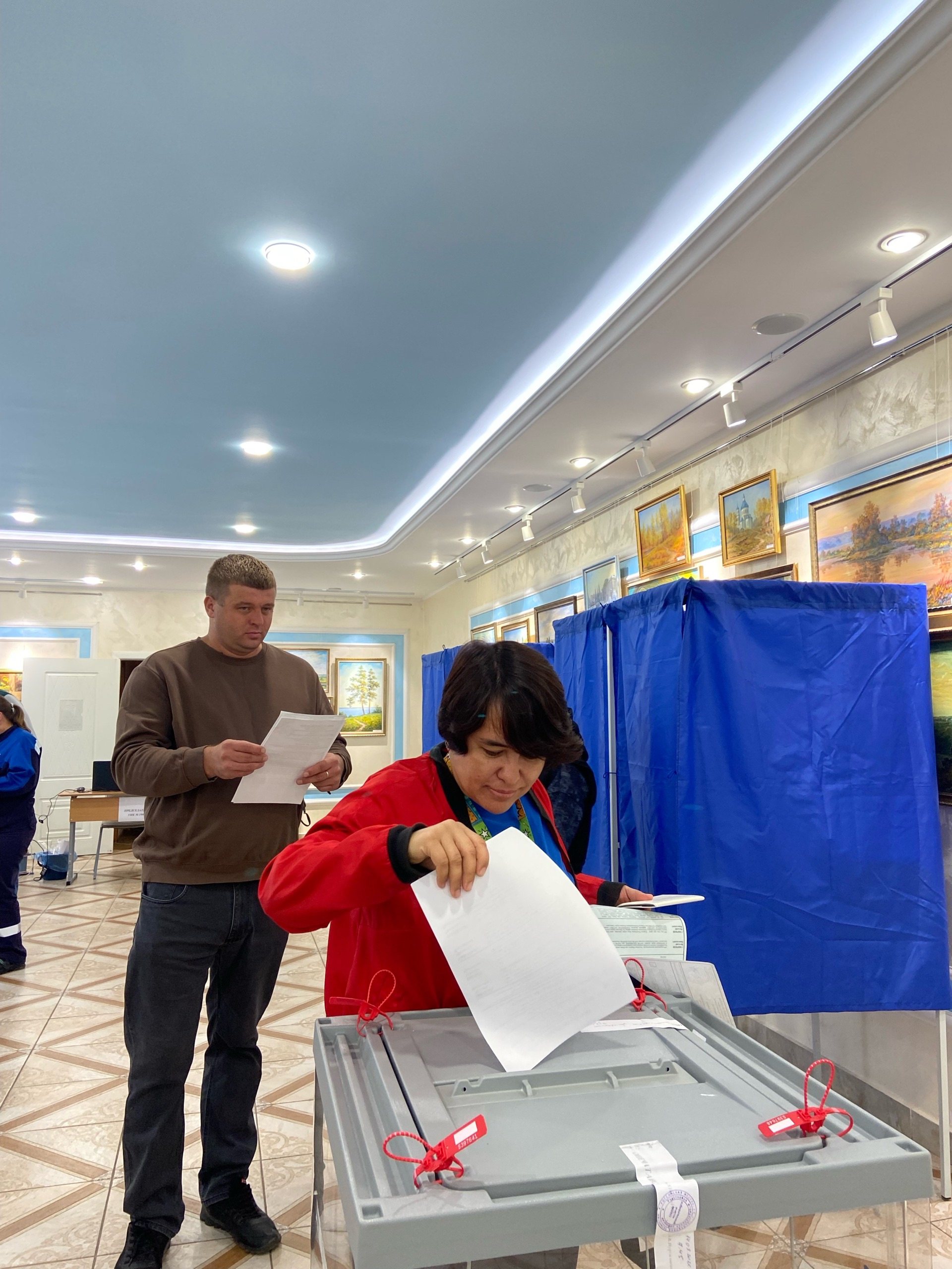 В одном из избирательных участков Менделеевска голосование началось с живого исполнения гимнов