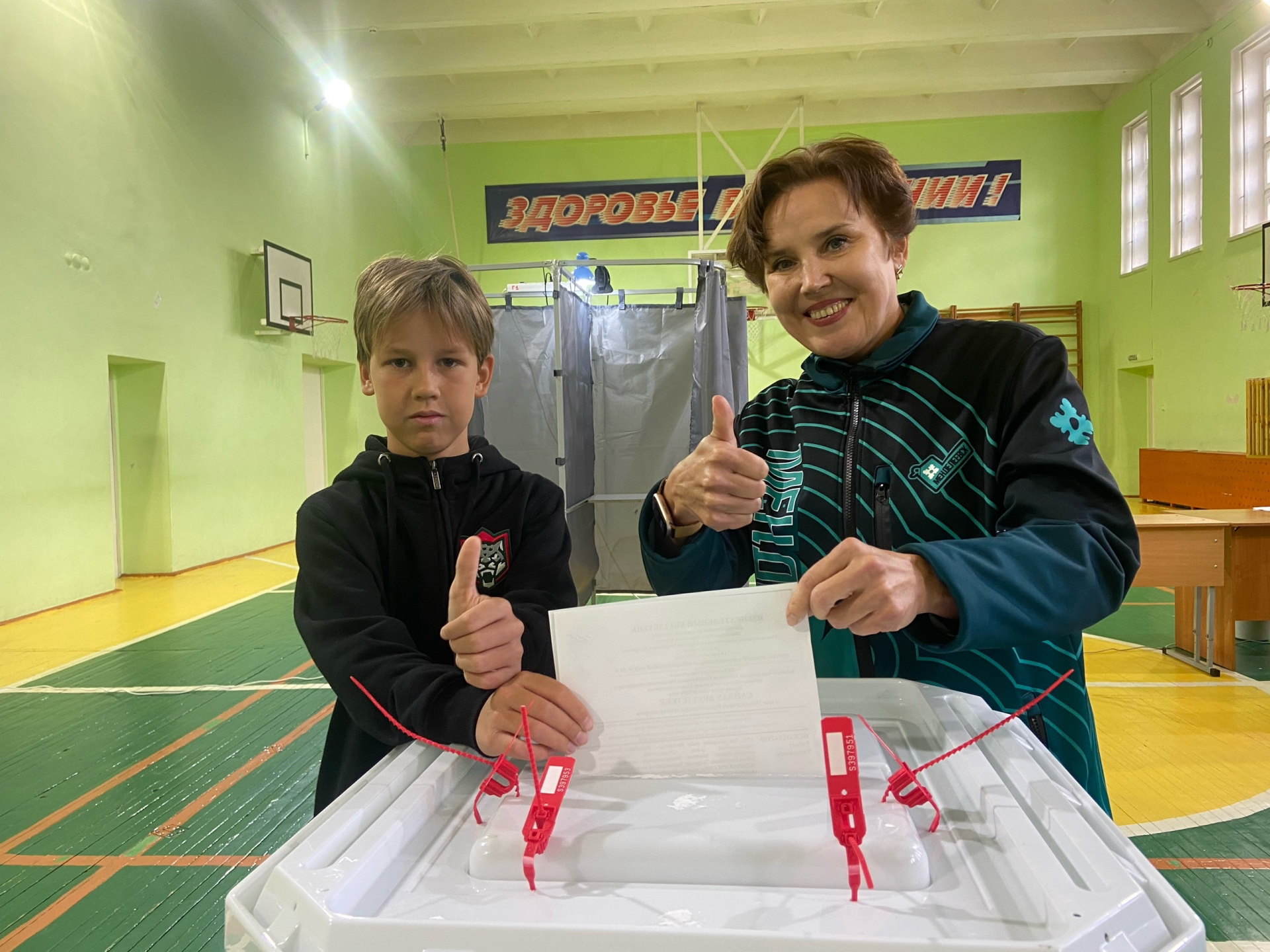 Заместитель главы Менделеевского района Лейсан Галеева побывала на избирательном участке