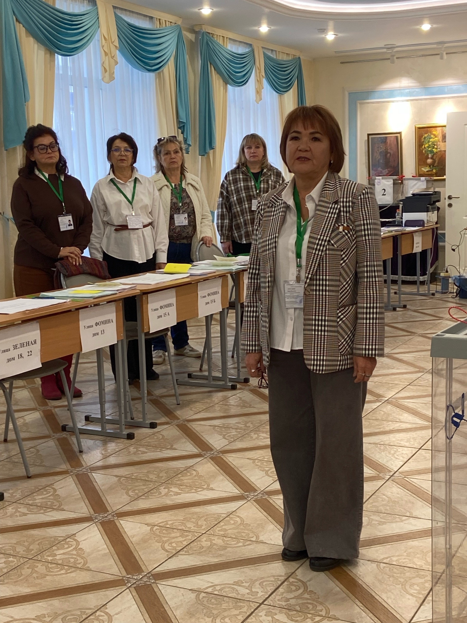 В одном из избирательных участков Менделеевска голосование началось с живого исполнения гимнов
