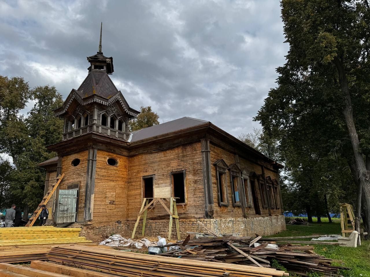 В Новом Кокшане продолжается реставрация исторического памятника