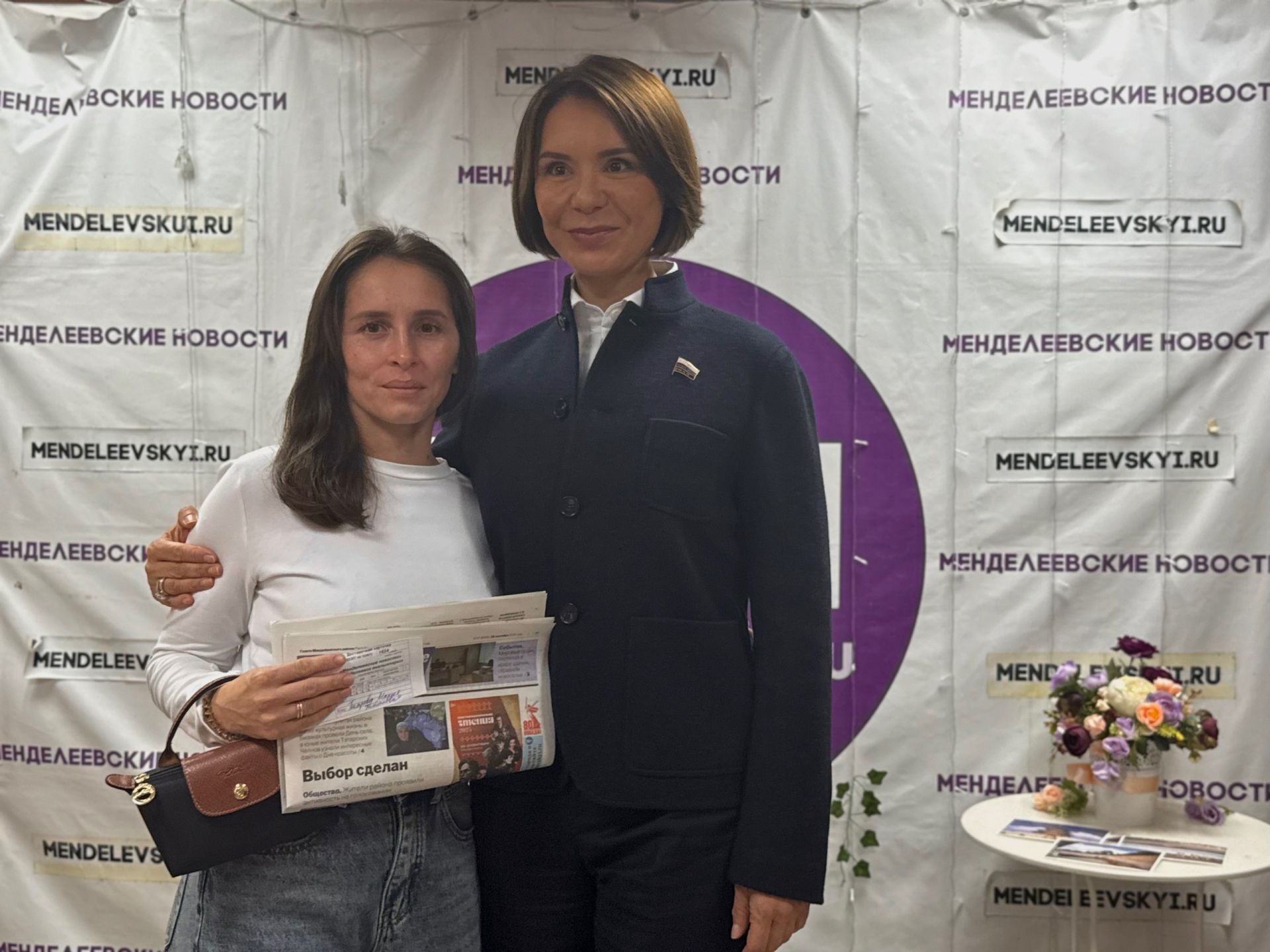 Депутат Альфия Когогина подарила подписку на «Менделеевские новости» жителям города