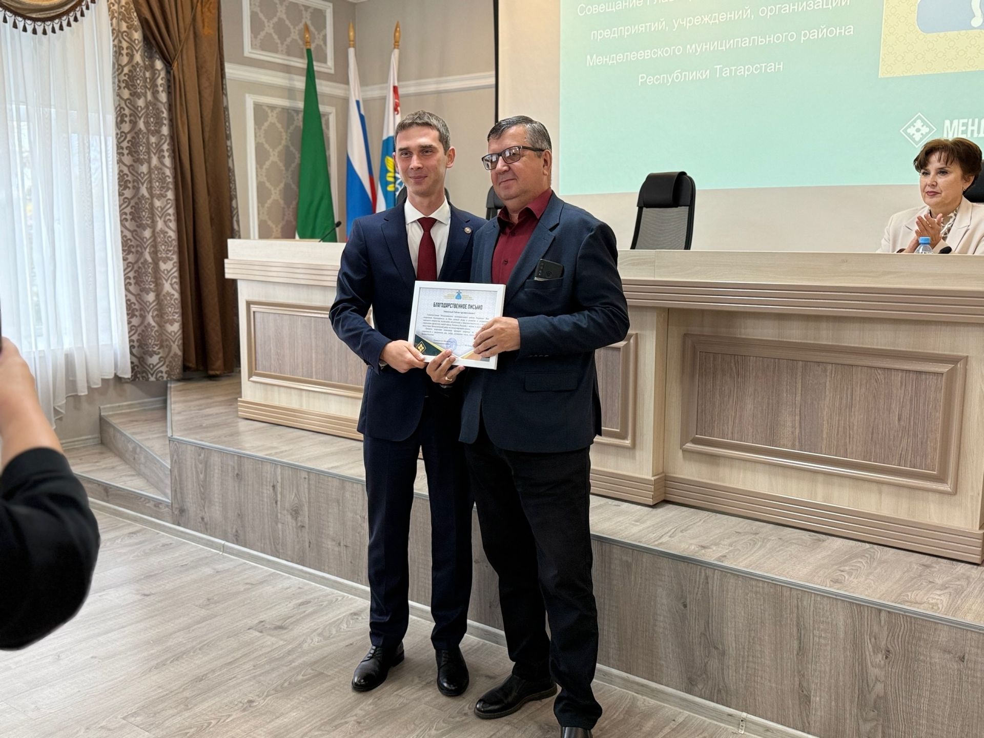 Деловой понедельник начался с награждения