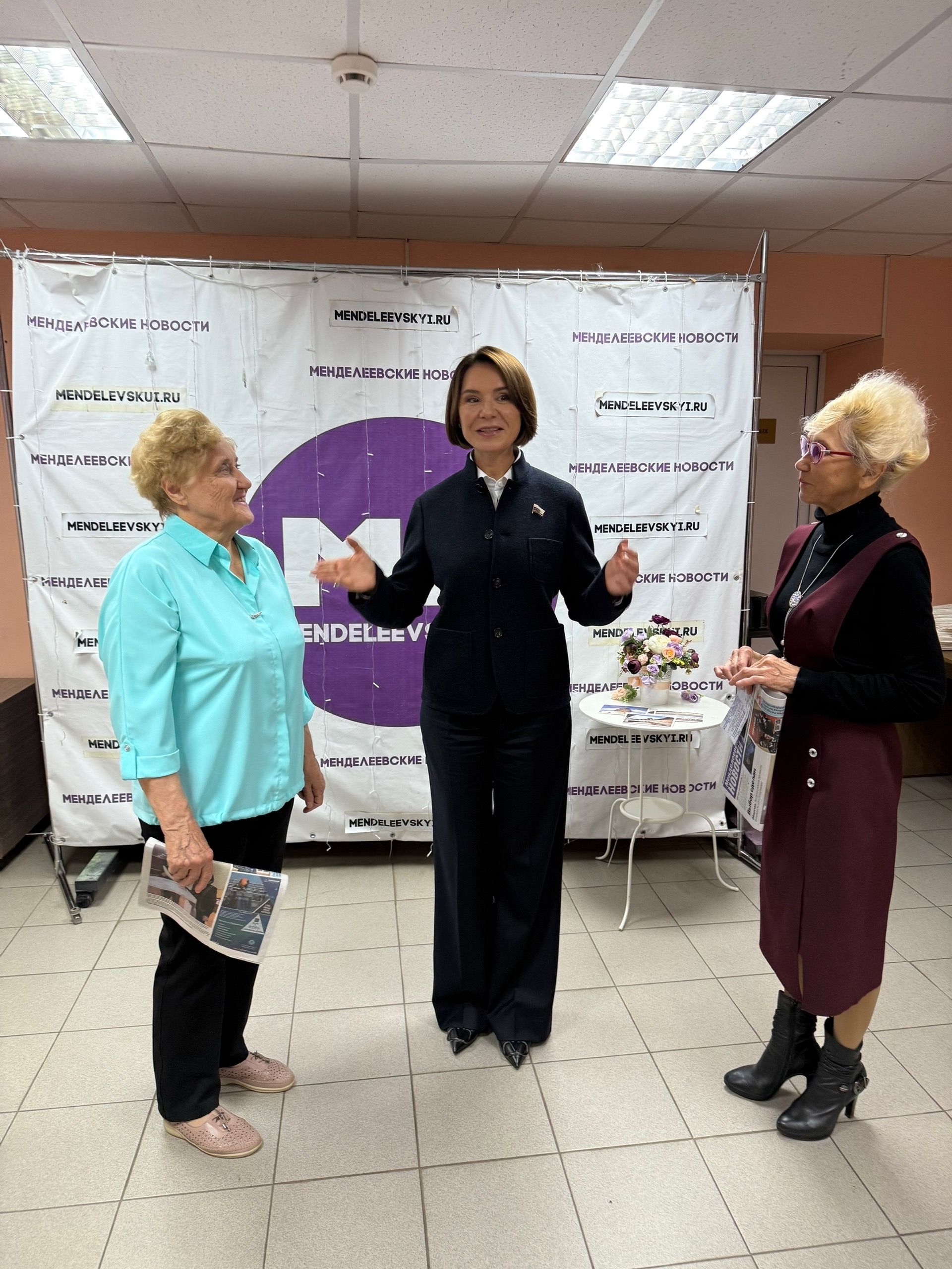 Депутат Альфия Когогина подарила подписку на «Менделеевские новости» жителям города