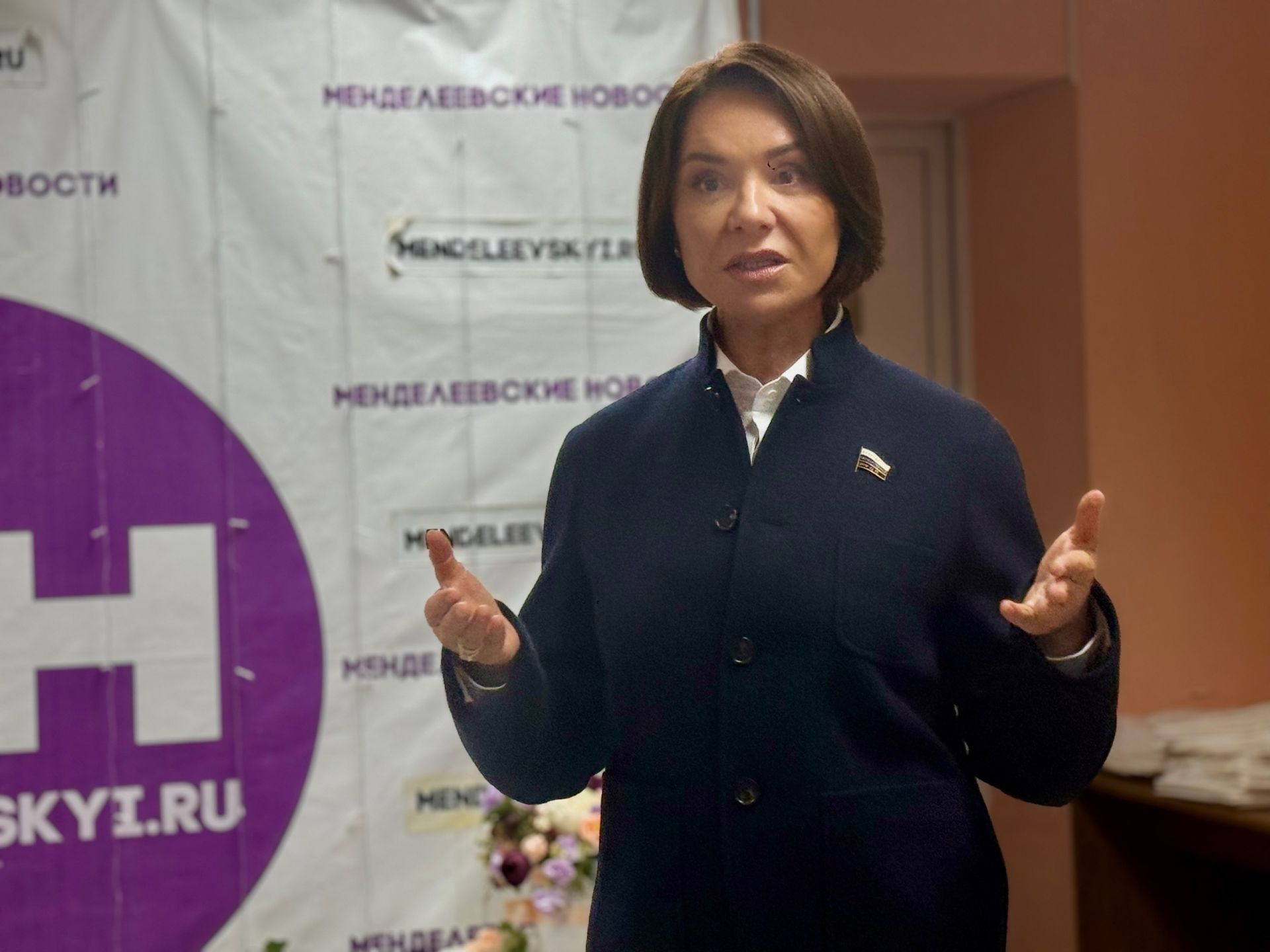 Депутат Альфия Когогина подарила подписку на «Менделеевские новости» жителям города