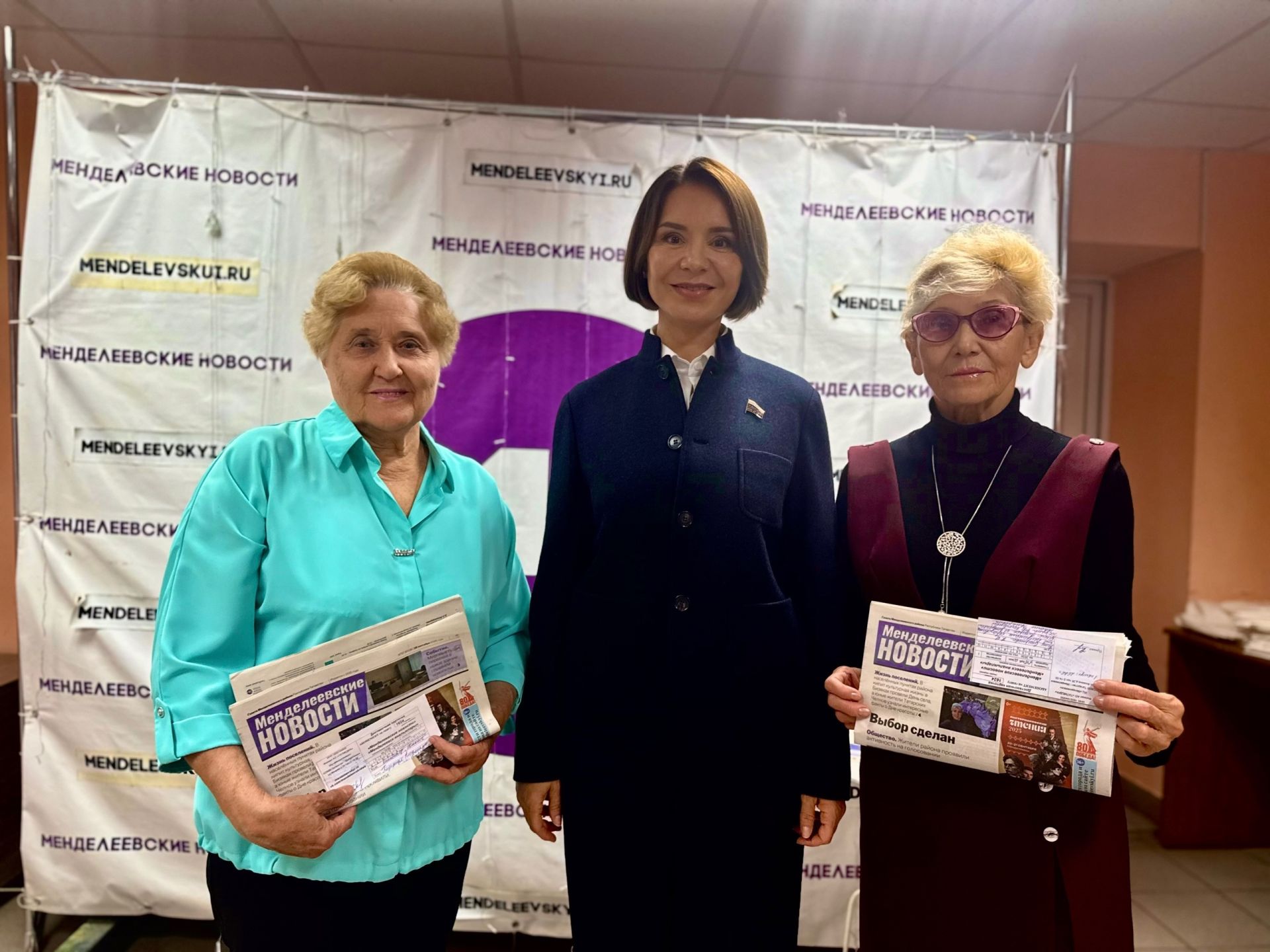 Депутат Альфия Когогина подарила подписку на «Менделеевские новости» жителям города