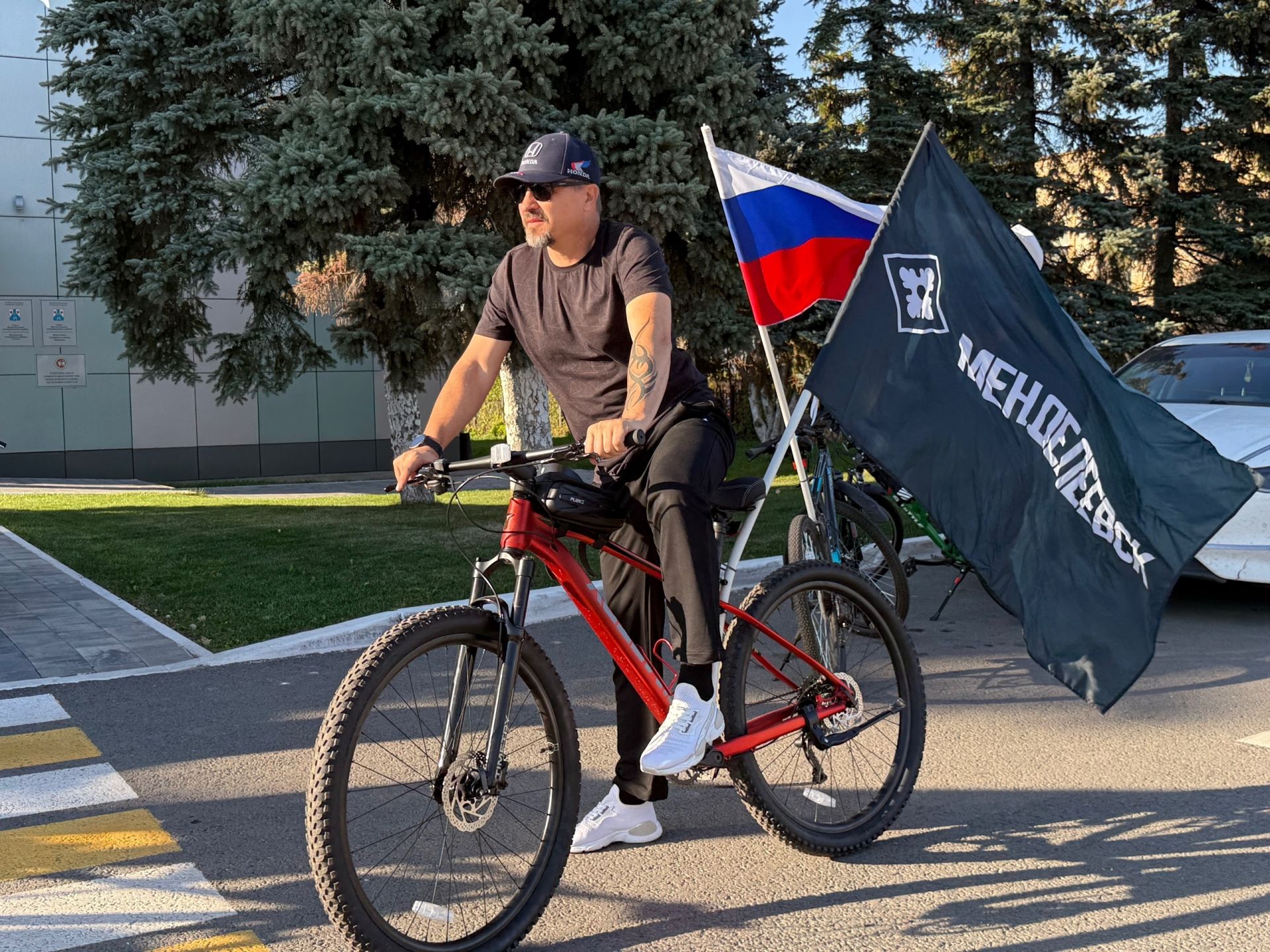 Яркий патриотический велопробег объединил жителей разных возрастов Менделеевска