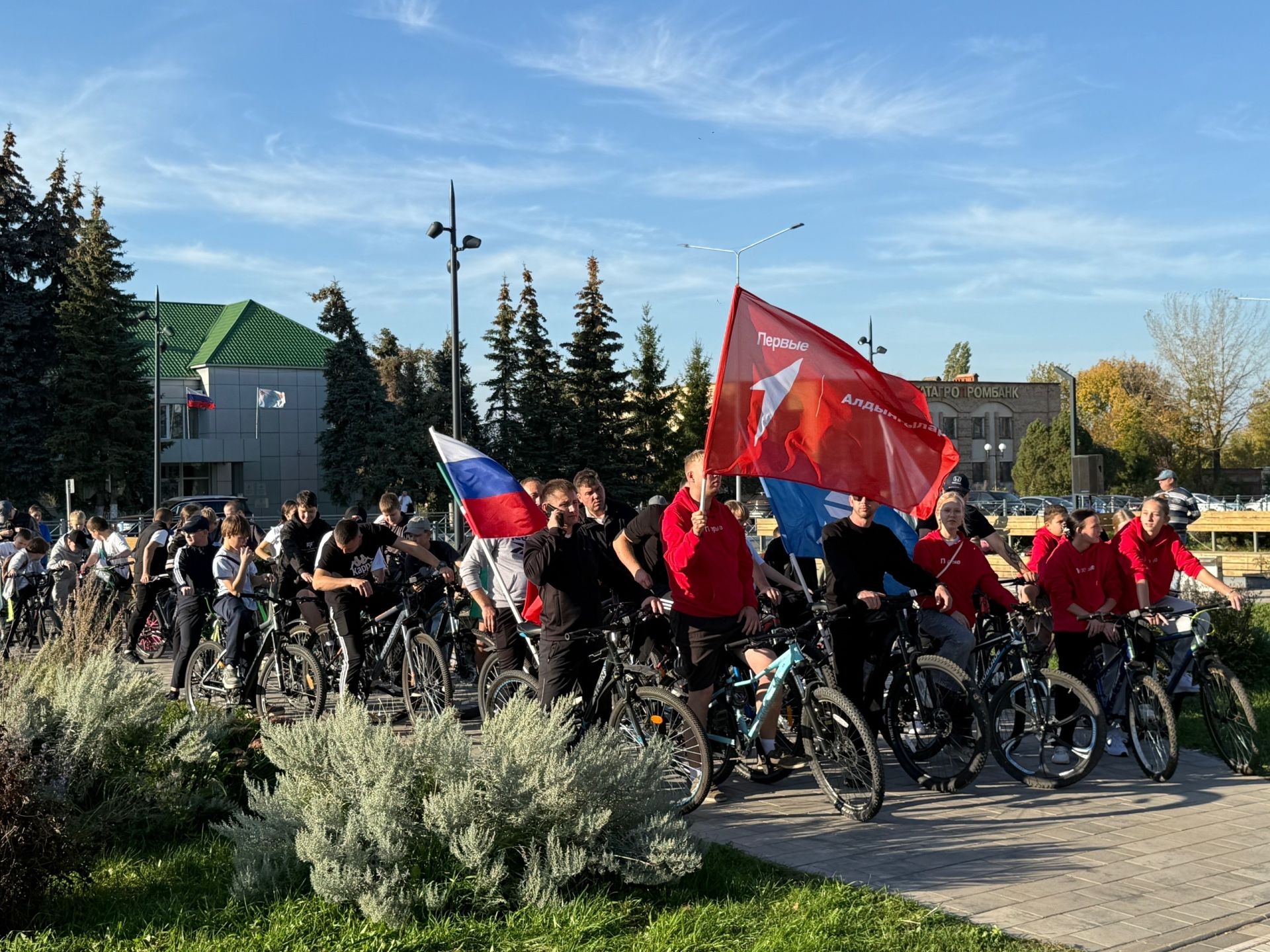 Яркий патриотический велопробег объединил жителей разных возрастов Менделеевска