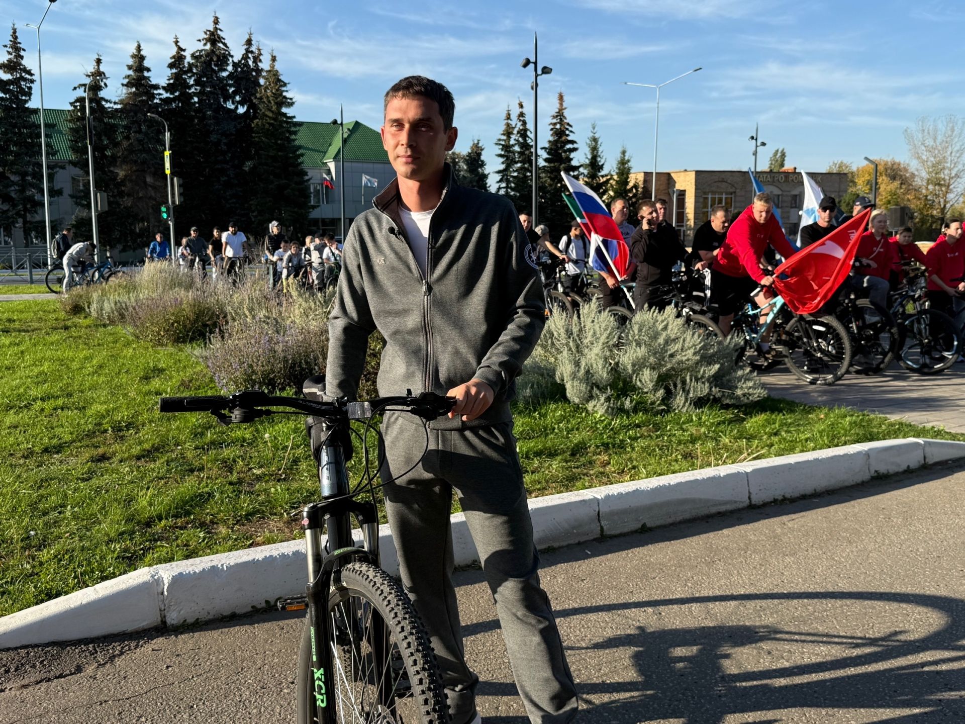 Яркий патриотический велопробег объединил жителей разных возрастов Менделеевска
