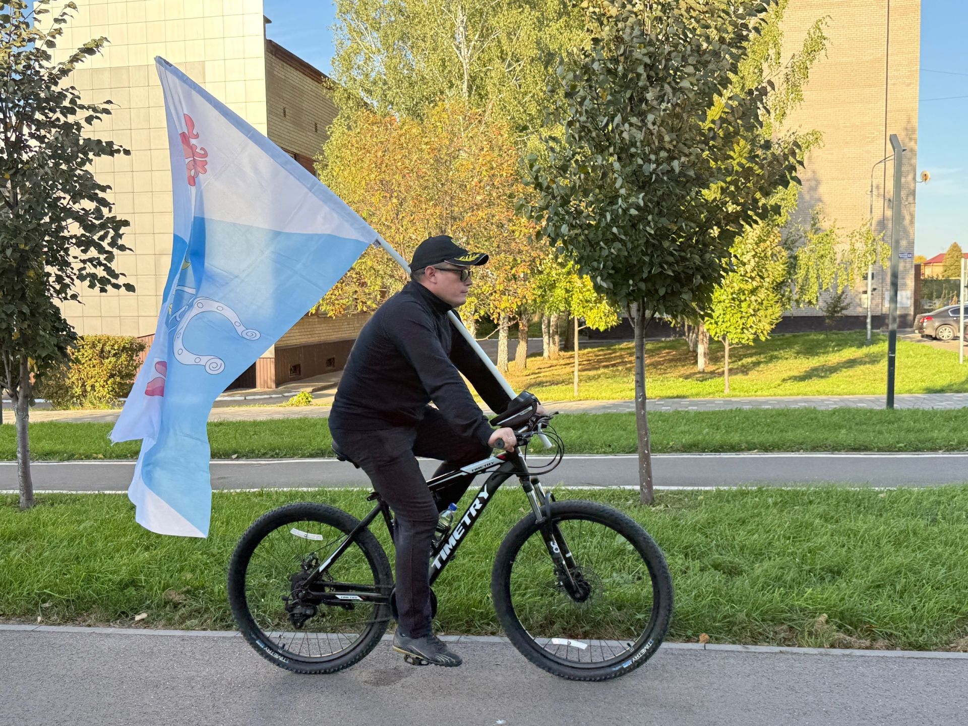 Яркий патриотический велопробег объединил жителей разных возрастов Менделеевска